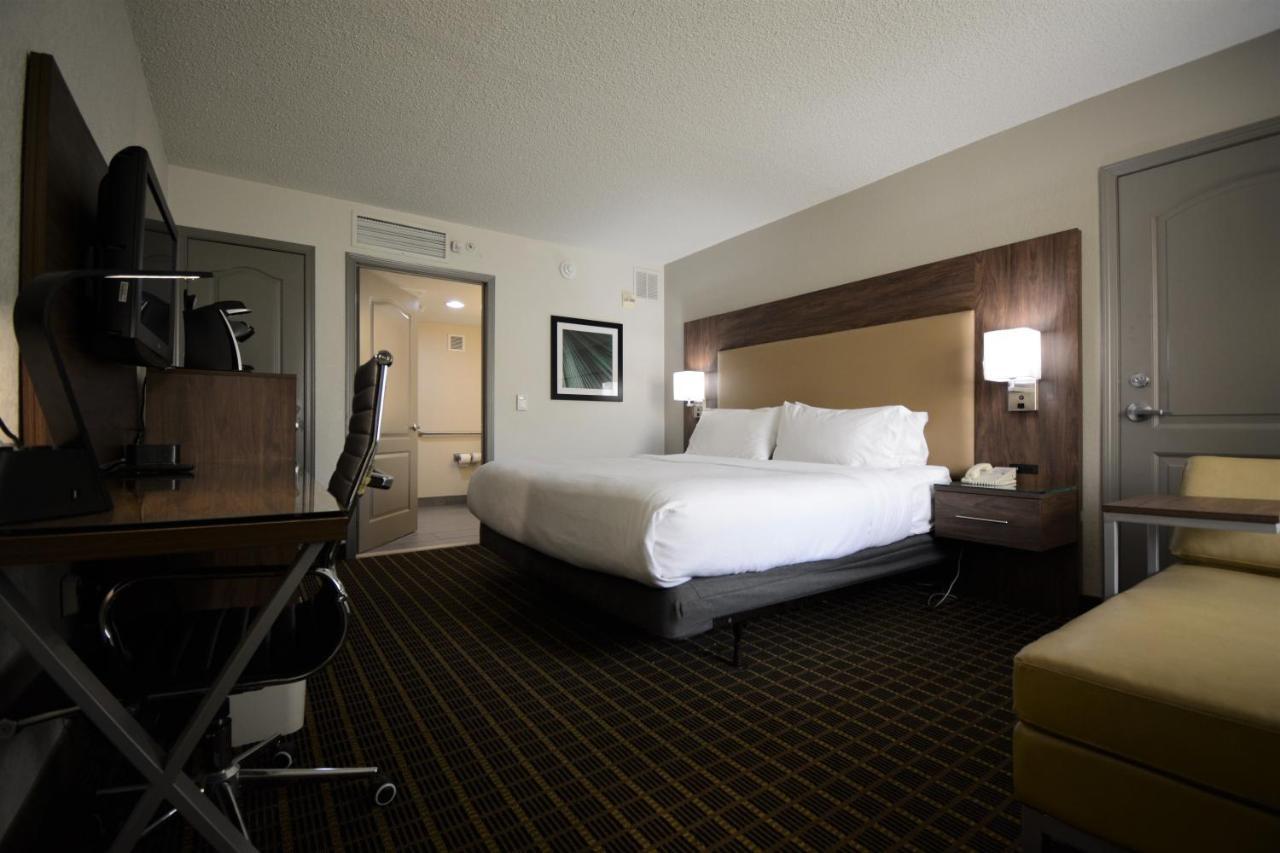 King Room with Roll In Shower - Non-Smoking
