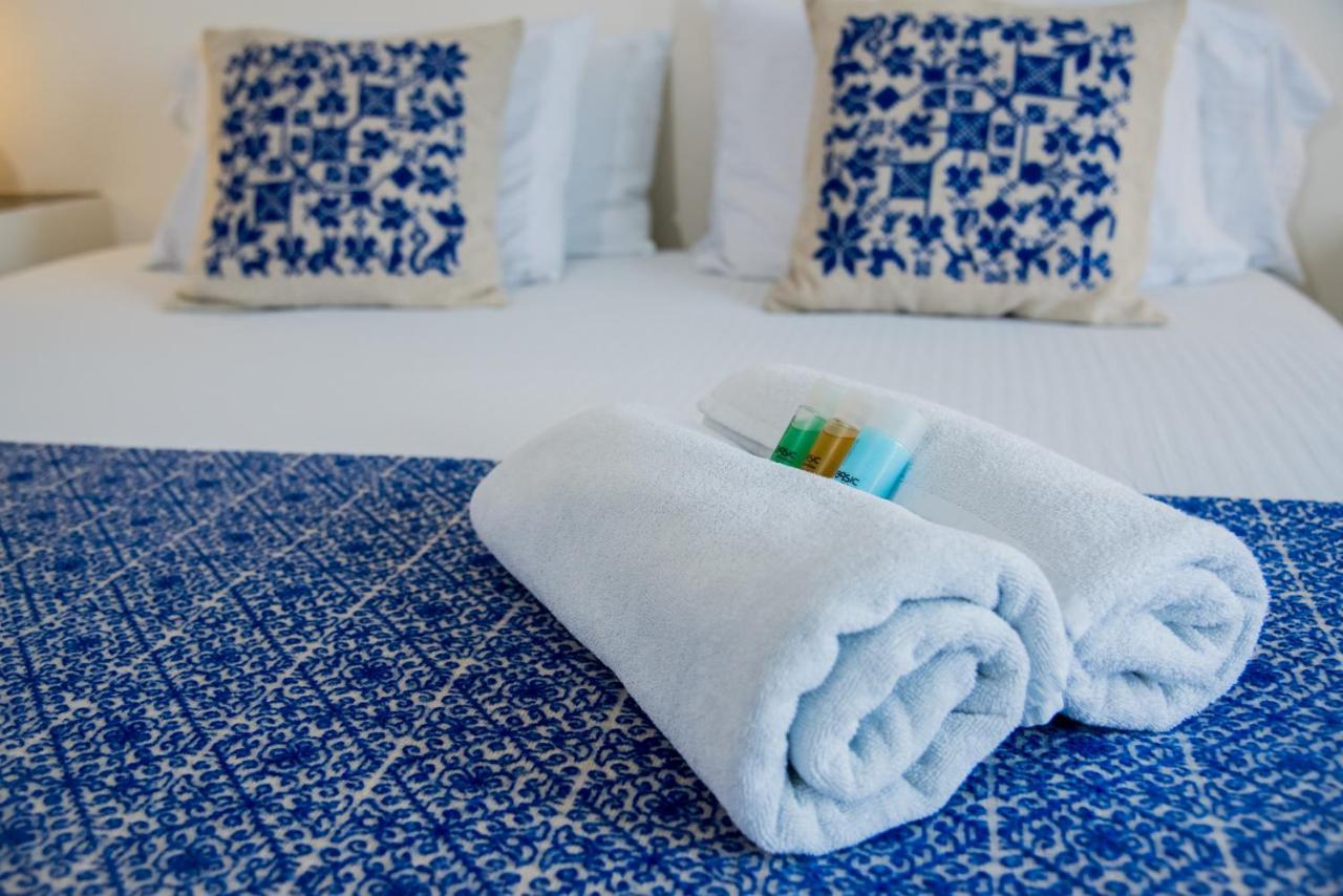 Habitación con cama extragrande y balcón