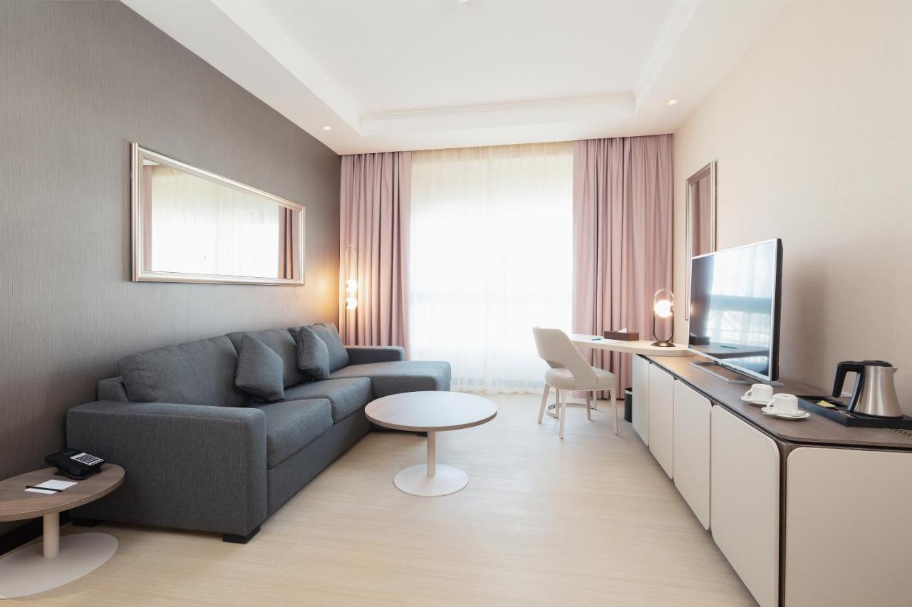 Suite , 20% F&B ,Salon, with Complimentary Shuttle to Dubai Mall & La Mer Beach
