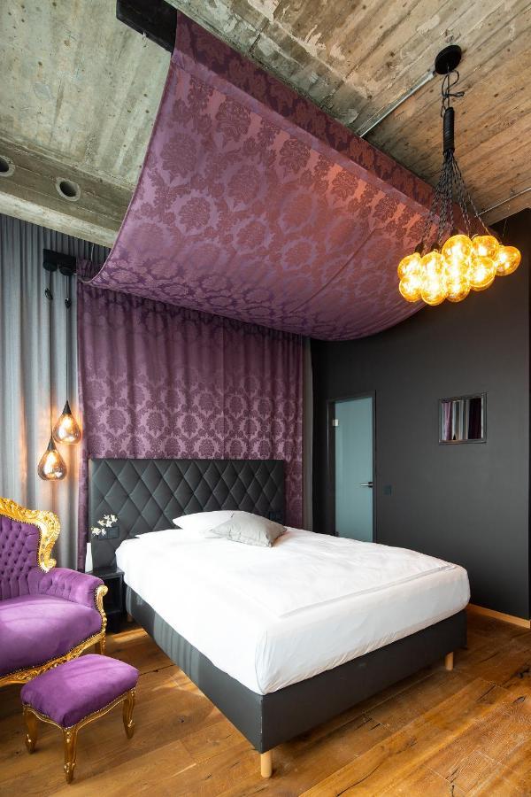 Business Queen Room