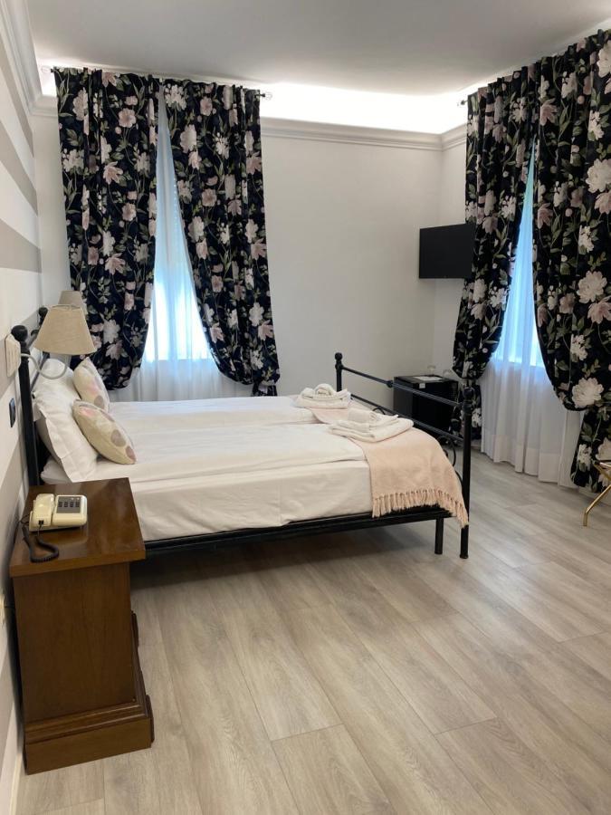 Quarto com Cama de Casal ou 2 de Solteiro