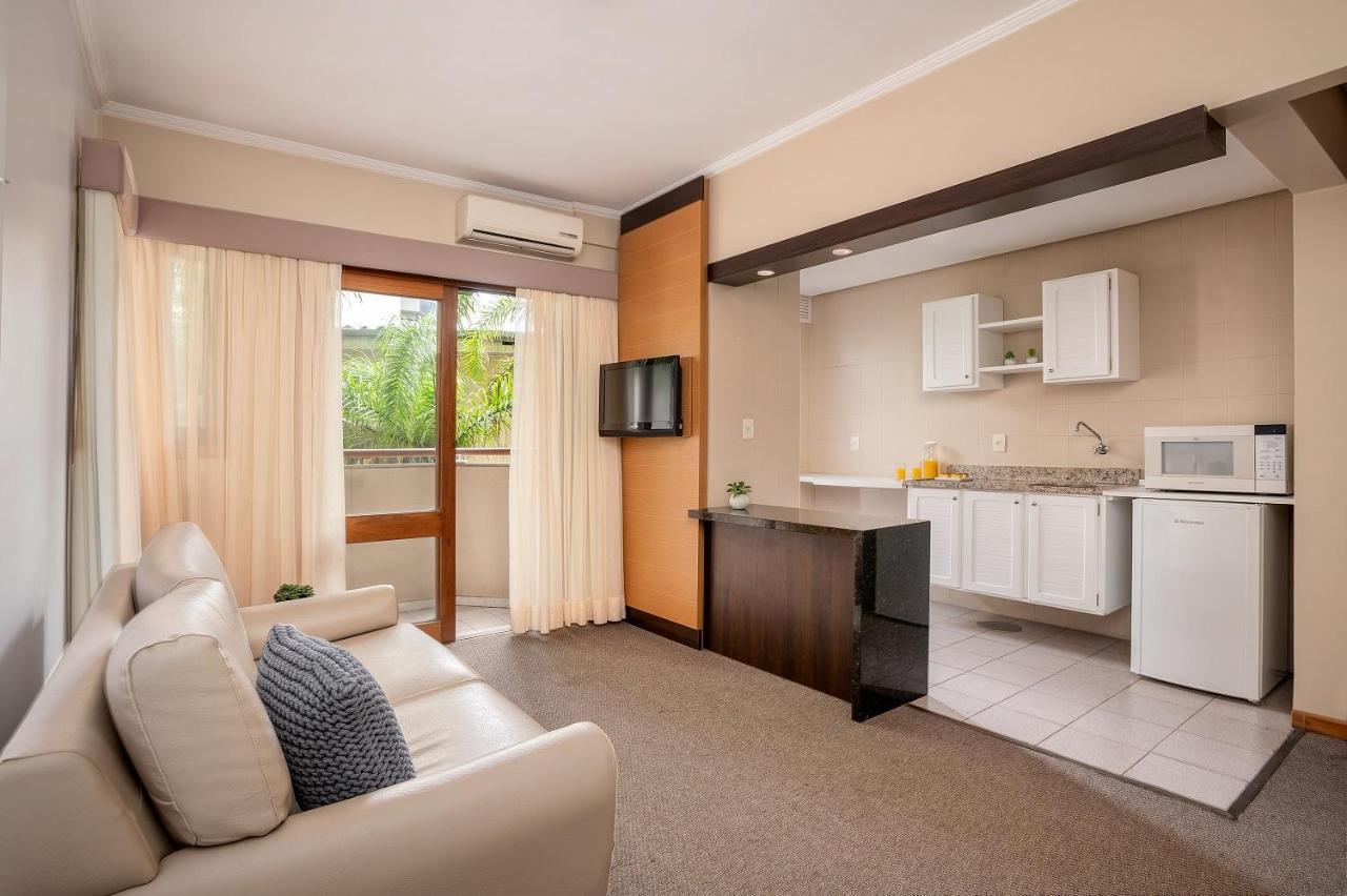 Quarto Duplo Luxo - 1 Cama de Casal