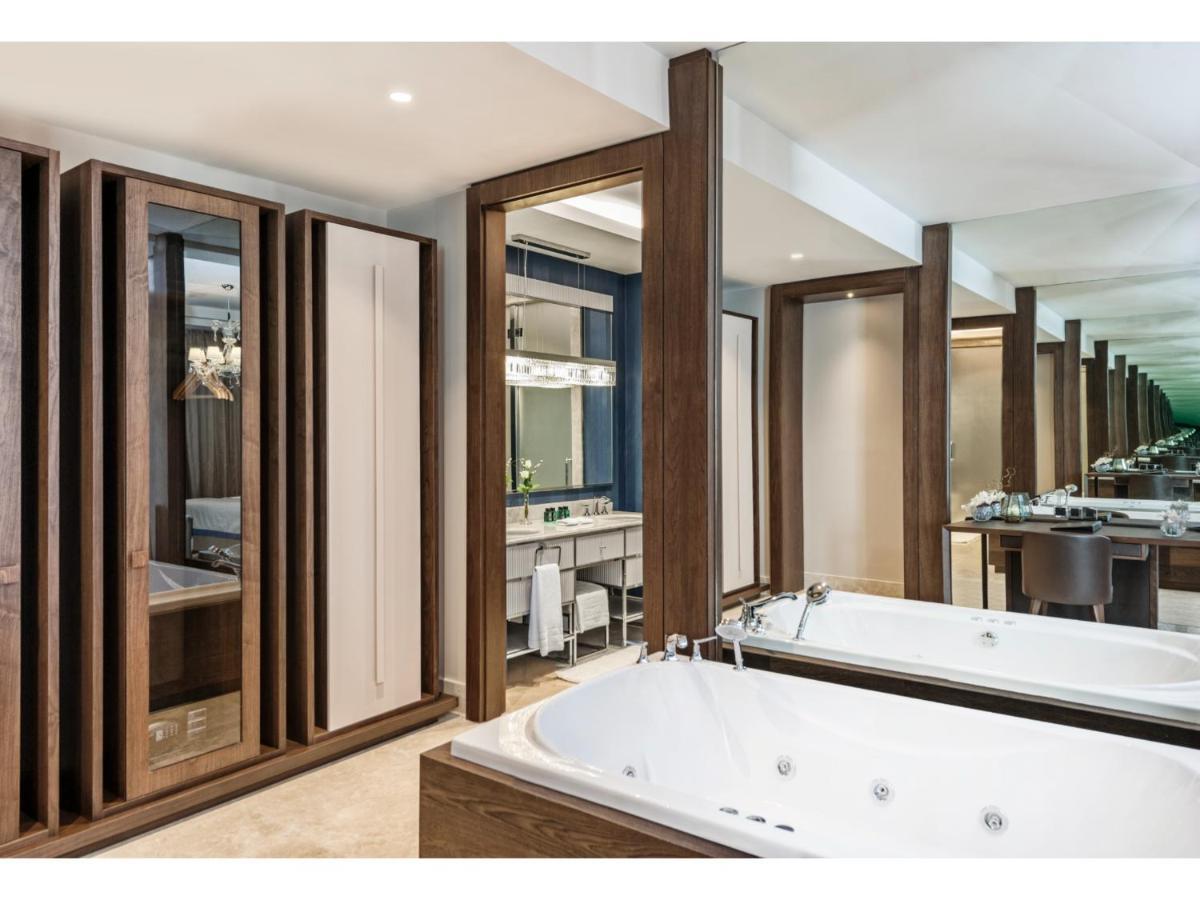 Suite met Kingsize Bed en Uitzicht op Zee