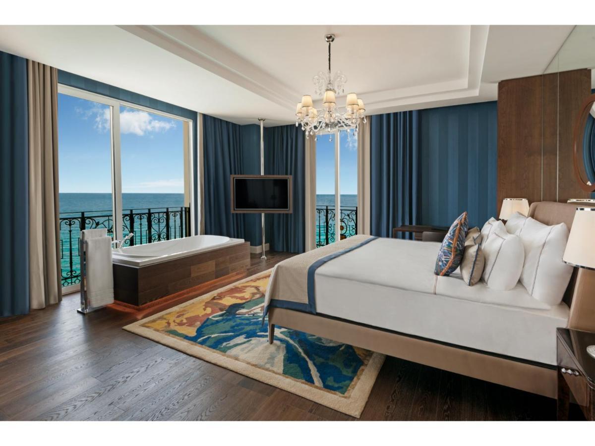 Suite met Queensize Bed en Uitzicht op Zee