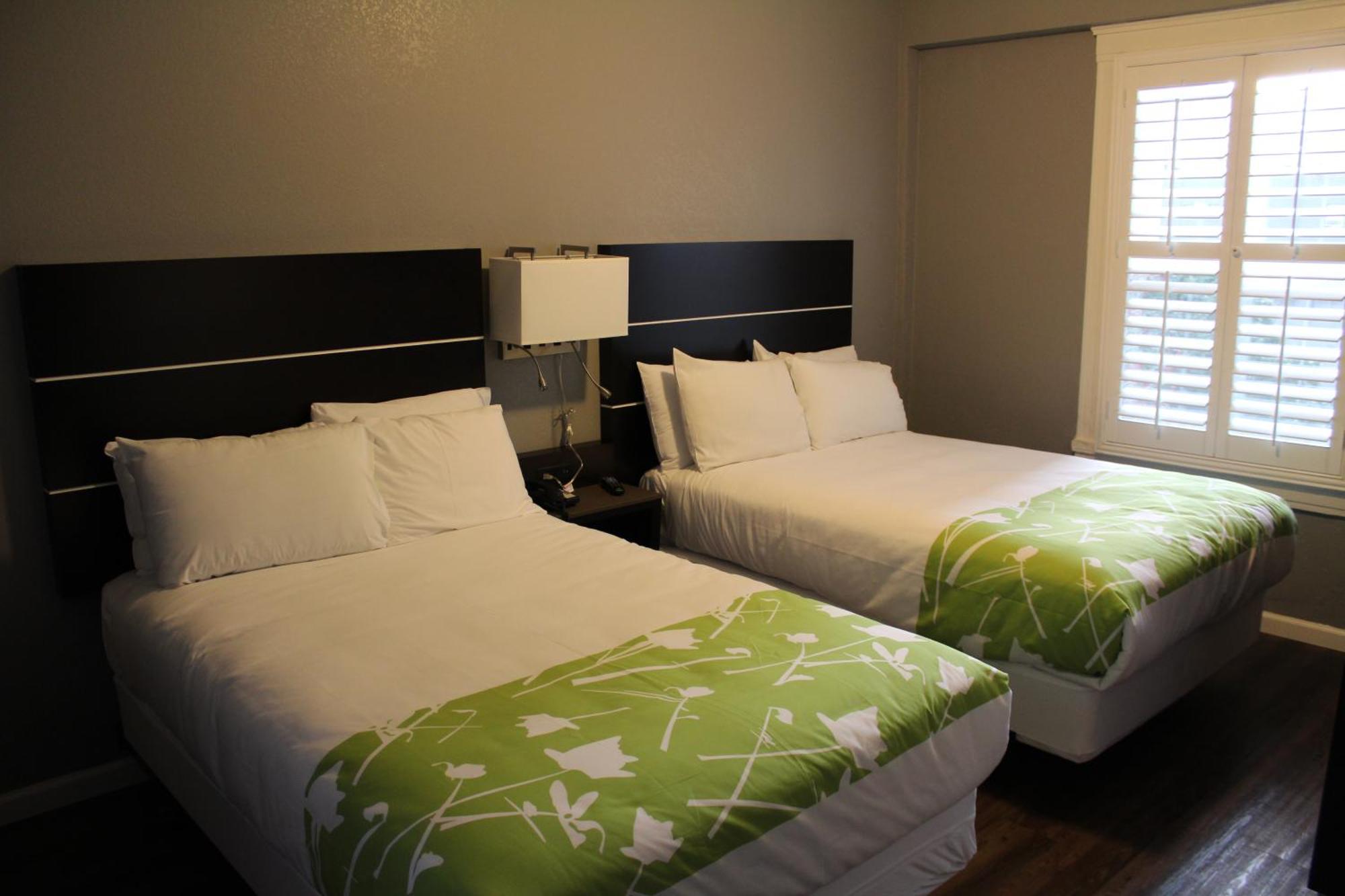 Quarto Duplo com 2 Camas de Casal