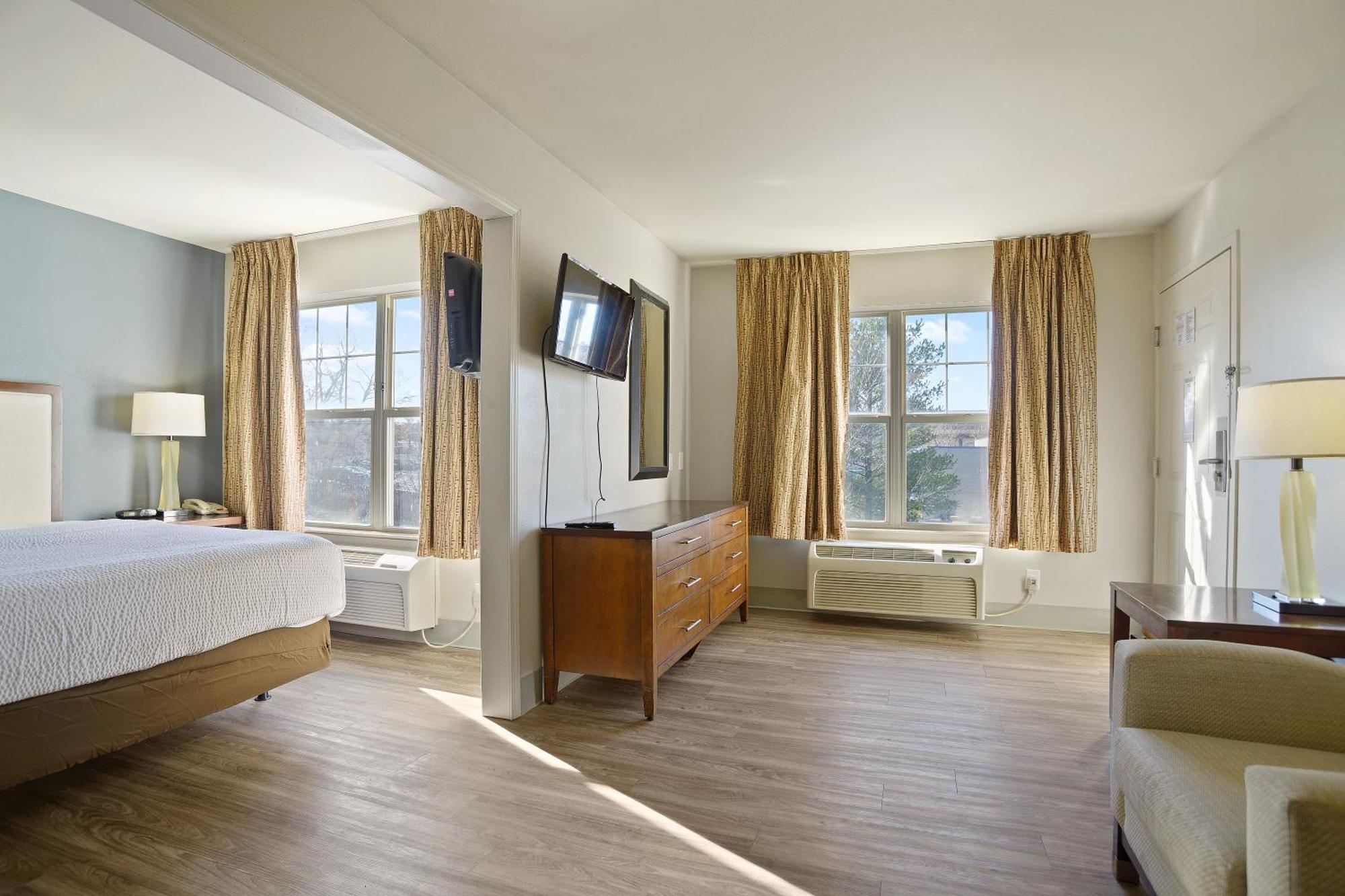 Studio with 1 King Bed - Non-Smoking