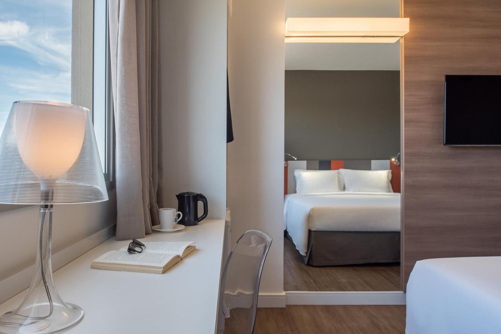 Quarto duplo standard com cama queen size