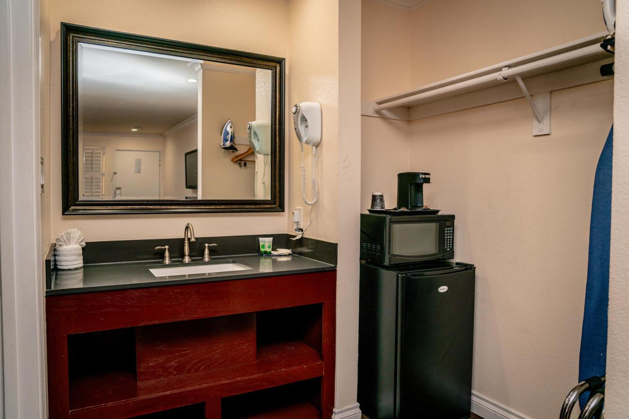 King Room - Accessible/Non-Smoking