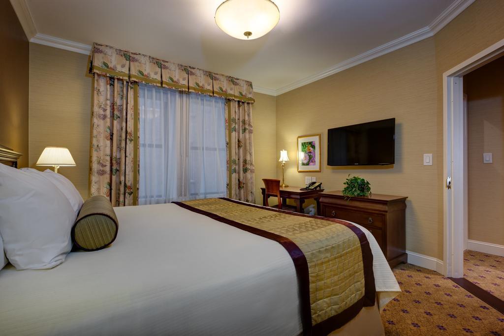 Deluxe One-Bedroom Suite,450237690:JPEG