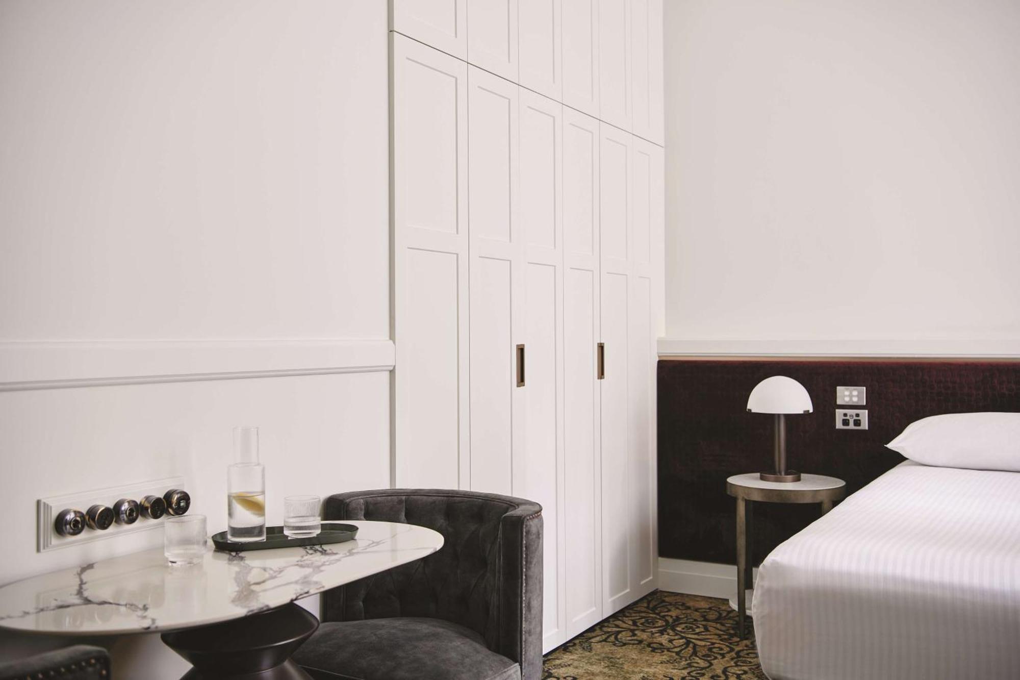 Zimmer Perkins mit Queensize-Bett
