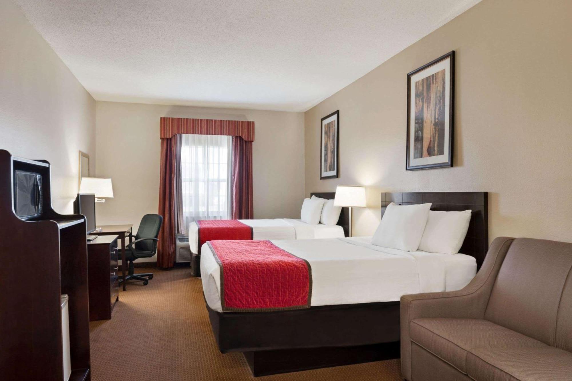 Queen Room Two Queen Beds Bath Tub Mobility Accessible or Non-Smoking,1278386083:JPEG