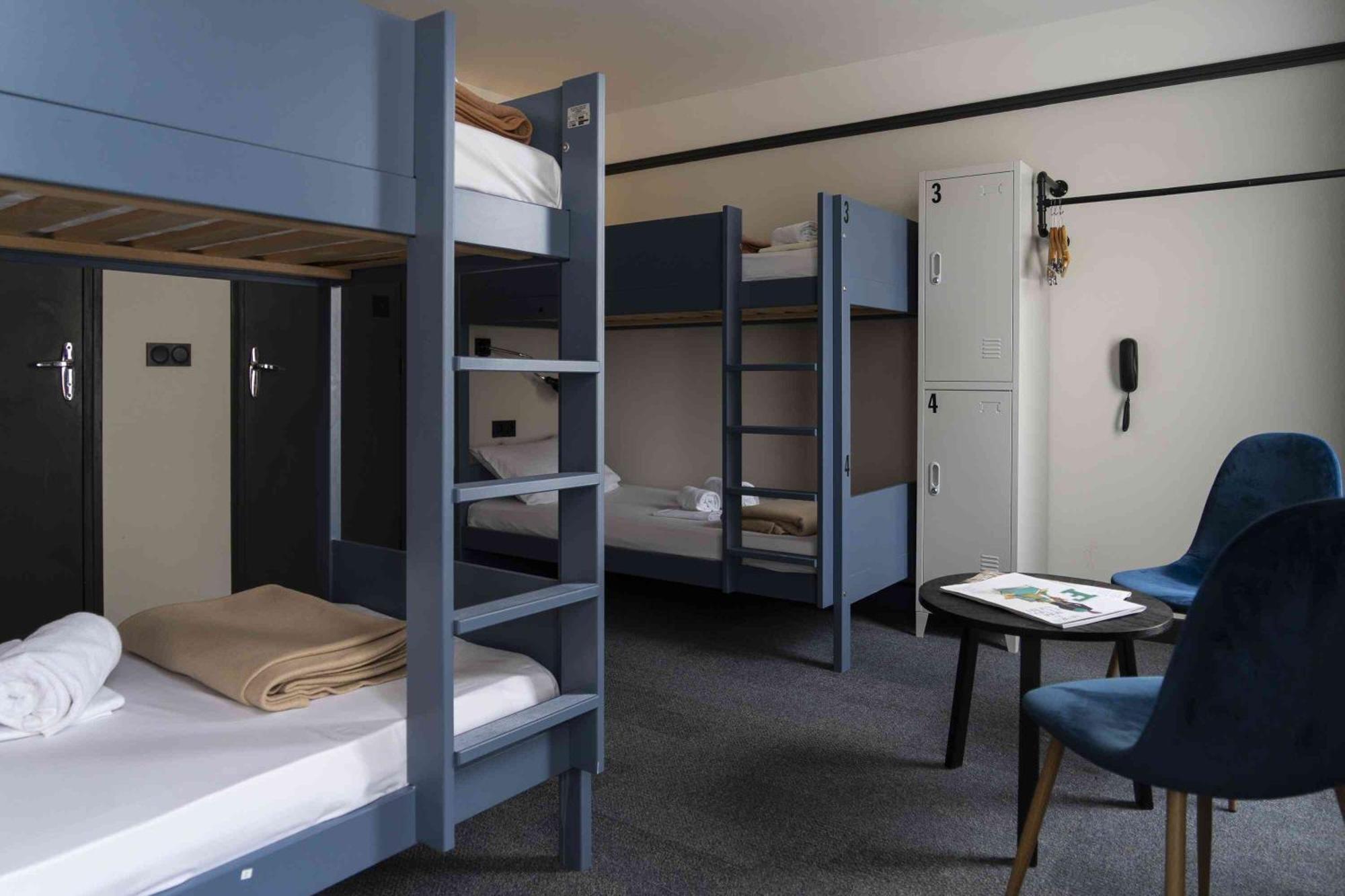 Lit dans Dortoir pour Femmes de 4 Lits avec Salle de Bains Commune