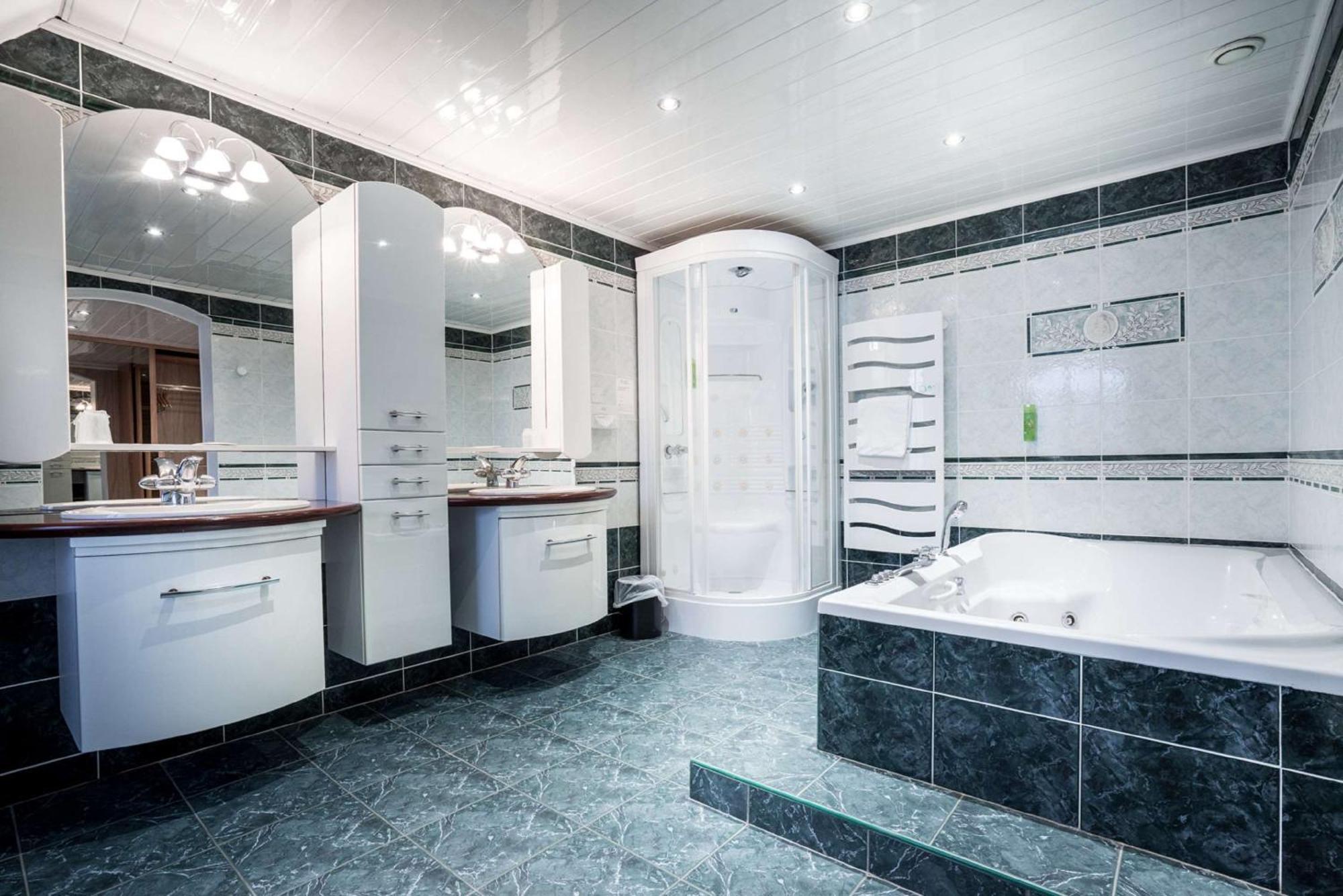 Two-Room Family Suite with Two King Beds and Spa Bath - Valley View/Non-Smoking,1679579121:JPEG