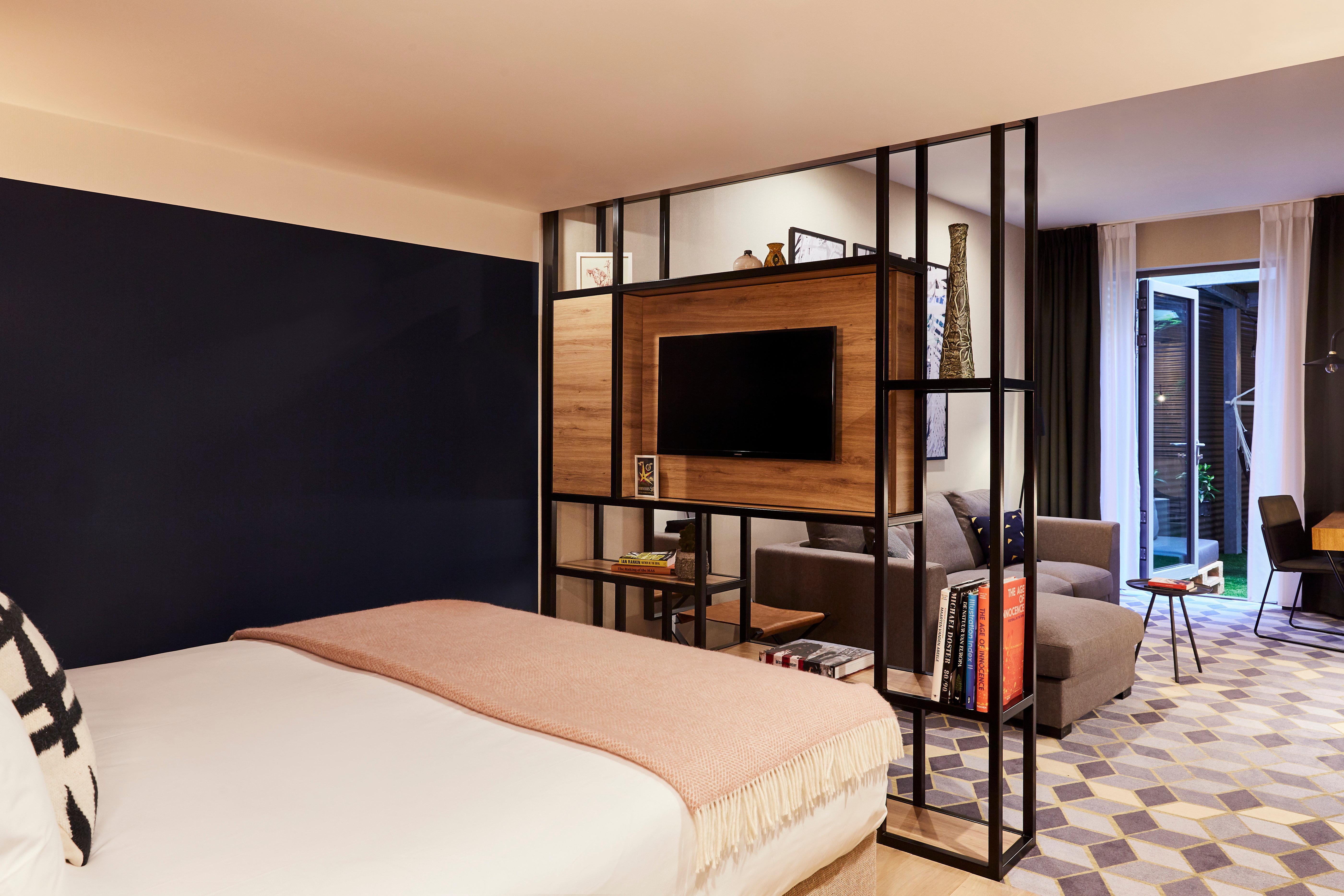 Suite mit Doppelbett und Blick auf den Innenhof