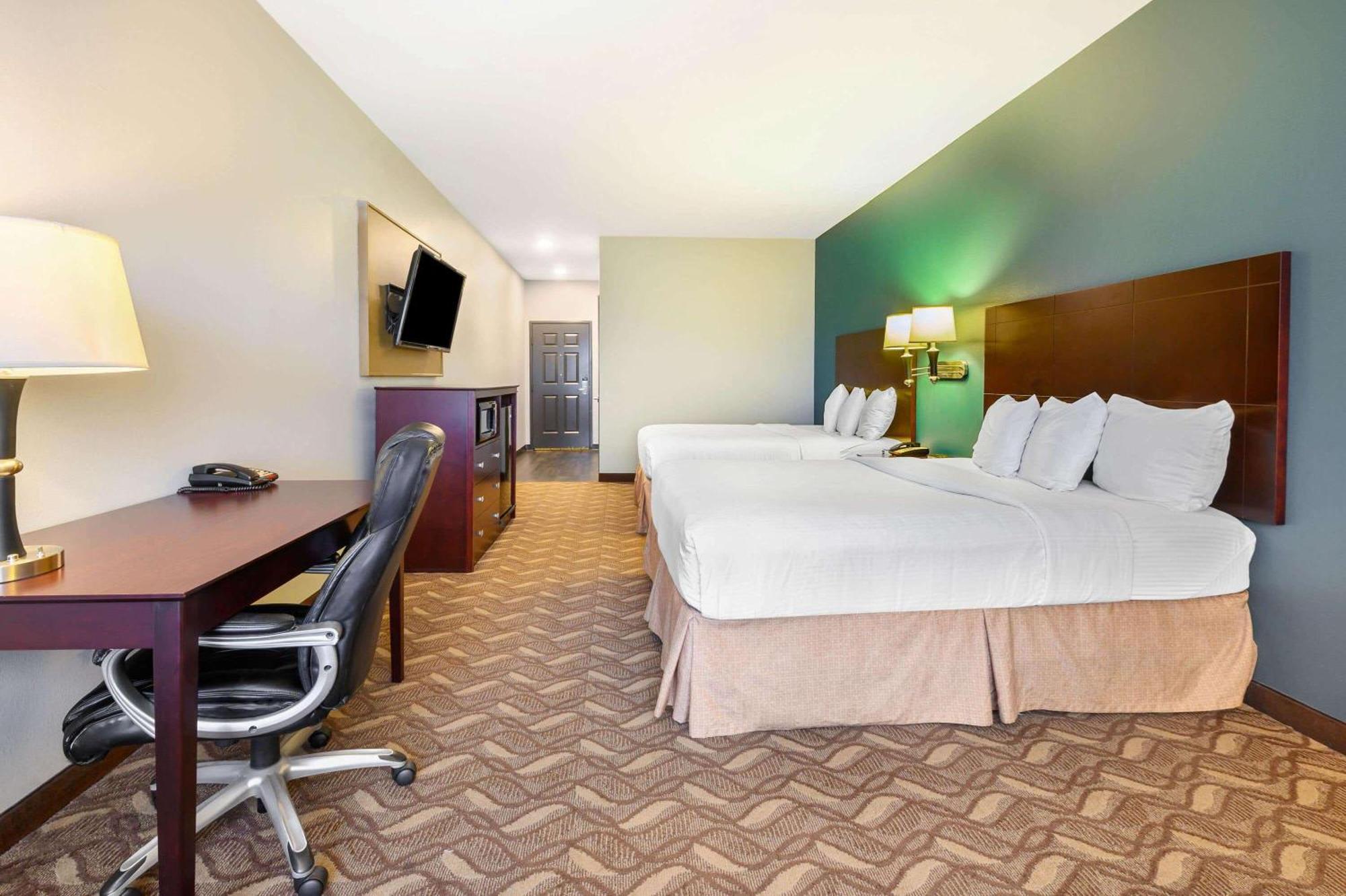 Queen Room Two Queen Beds Roll Shower Mobility or Hearing Accessible Non-Smoking,1281312058:JPEG