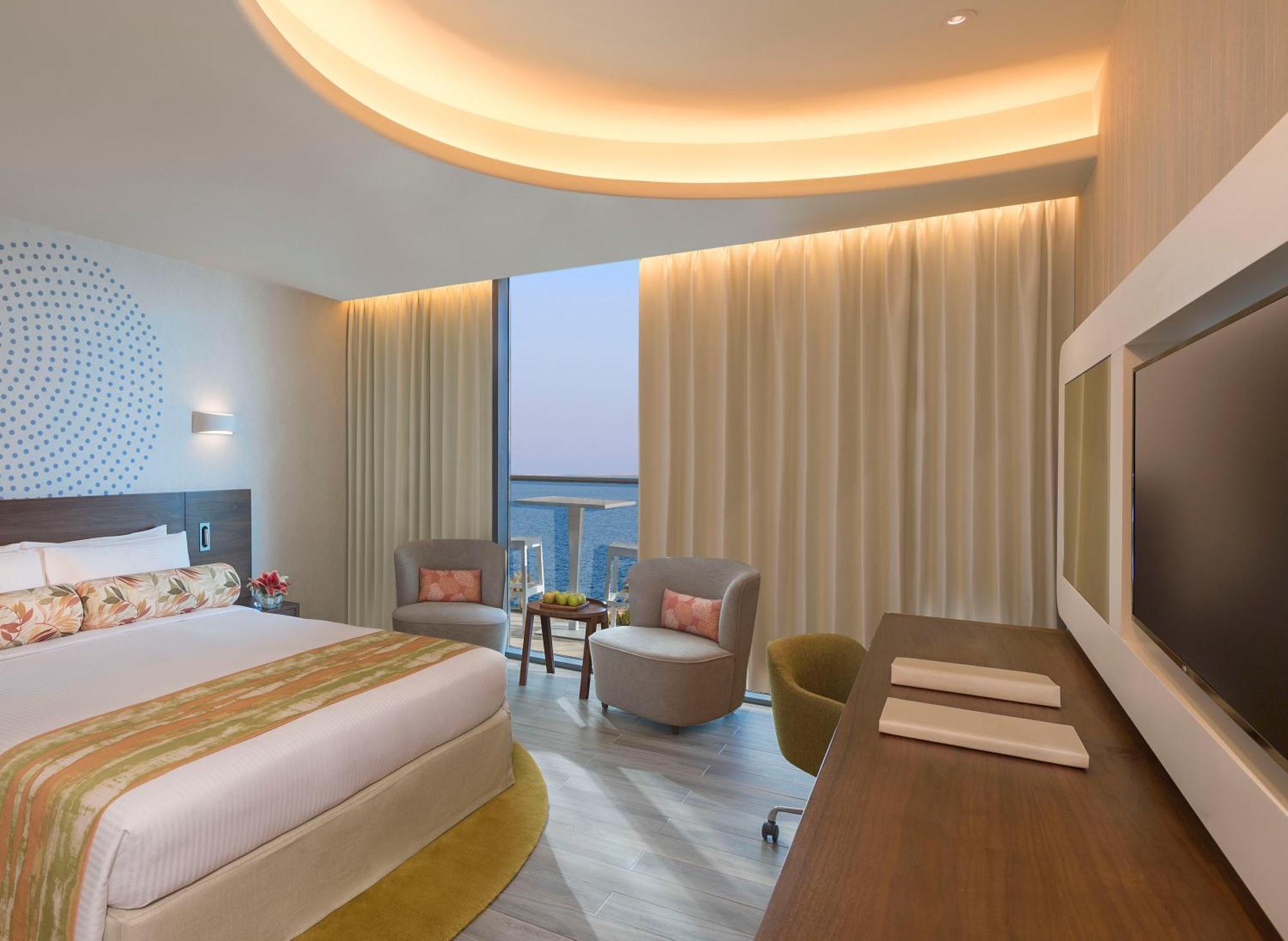 Deluxe One-Bedroom Suite with Balcony and Partial Sea View - Club Lounge Access,1076867323:JPEG