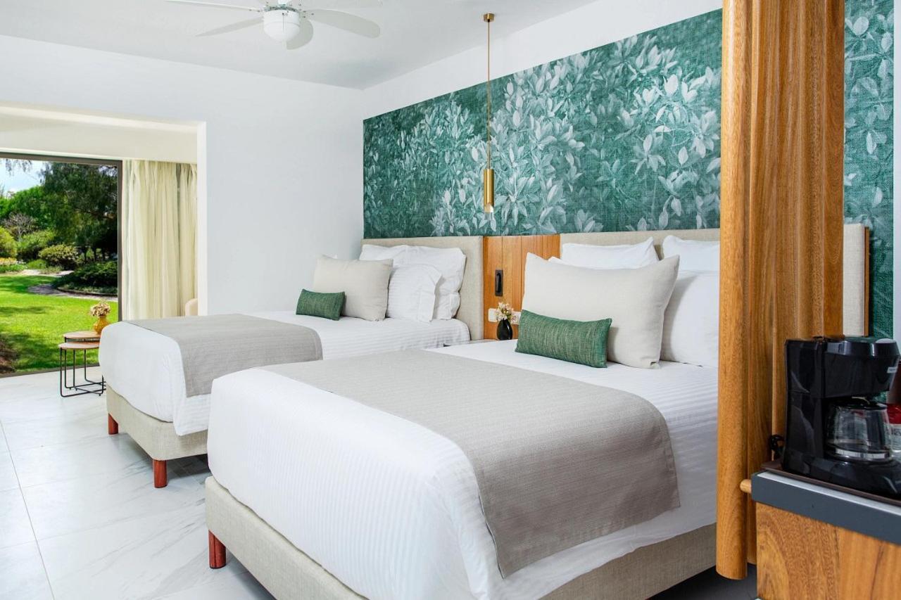 Club Junior King Suite with Pool View