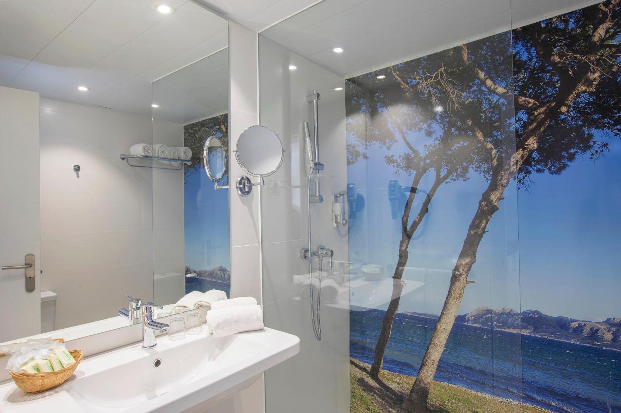 One-Bedroom Apartment Balcony,1306834372:JPEG