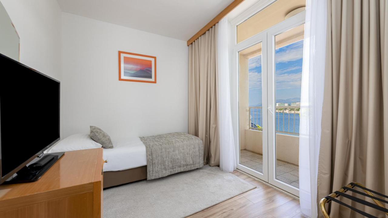 Quarto Triplo com Varanda e Vista para o Mar