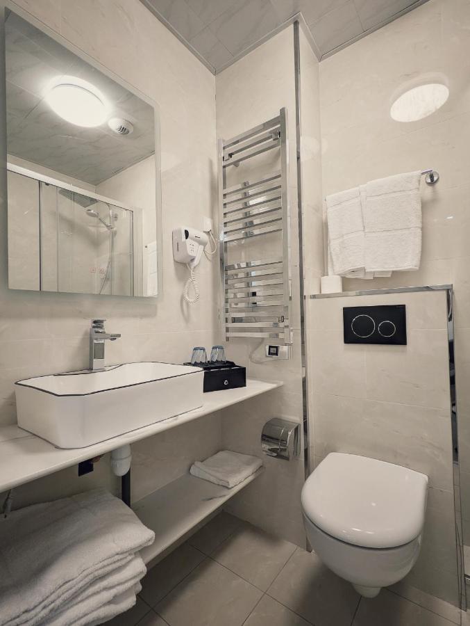 Chambre Quadruple avec 1 Lit Double et 2 Lits Simples