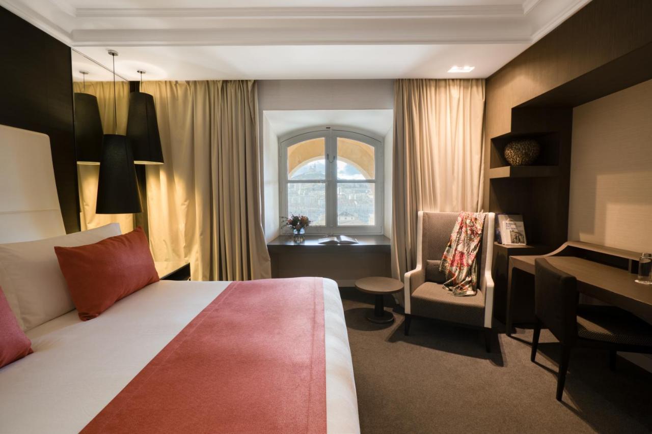 Quarto clássico com cama king-size e vista da igreja