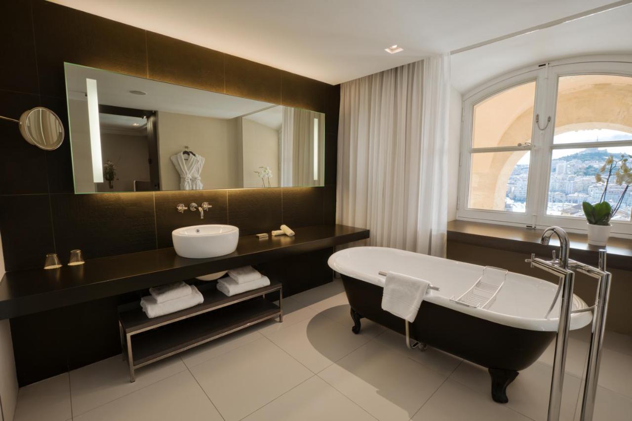Quarto premium com cama king-size e vista da igreja