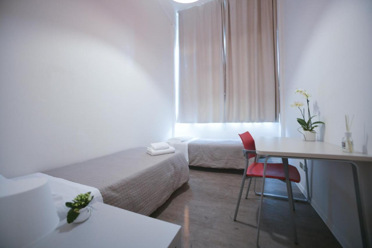 Quarto Econômico com 2 Camas de Solteiro