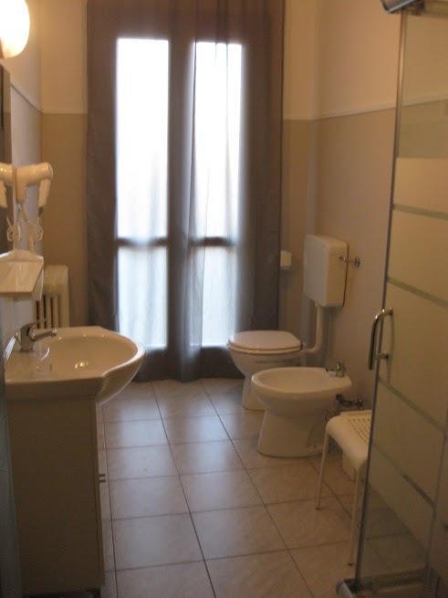 Camera Matrimoniale/Doppia con Letti Singoli con Bagno in Comune