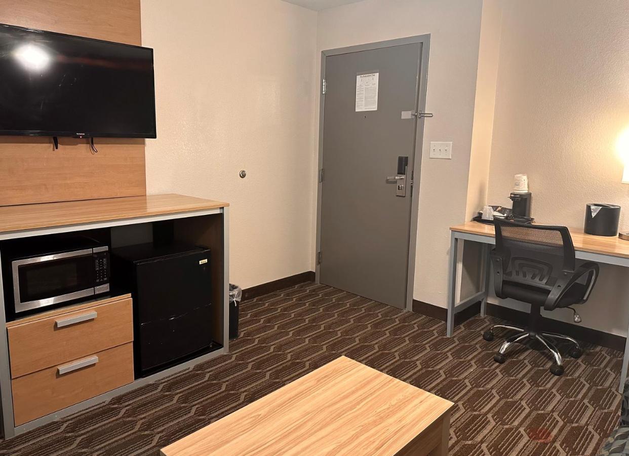 One-Bedroom King Suite - Non-Smoking,1366859723:JPEG