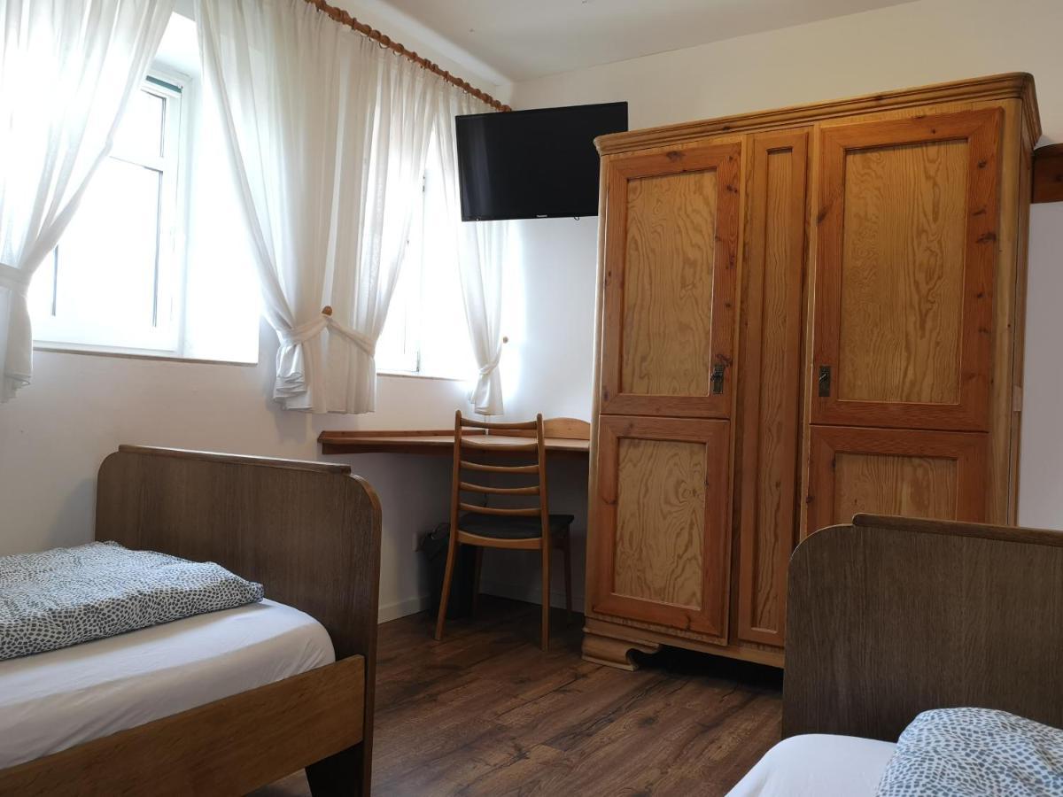 Zweibettzimmer mit eigenem Bad