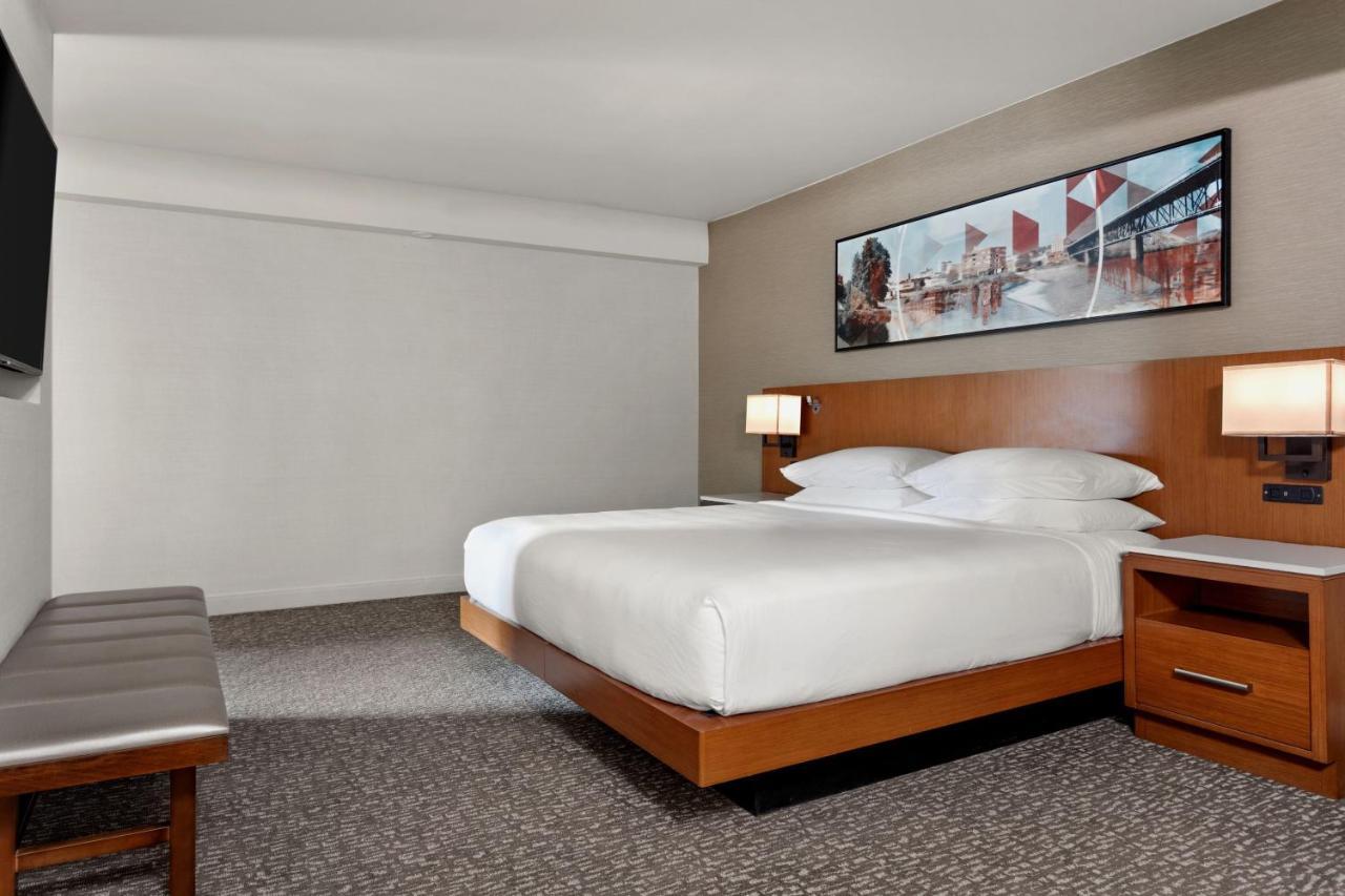 Executive King Suite with Sofa Bed and Courtyard View