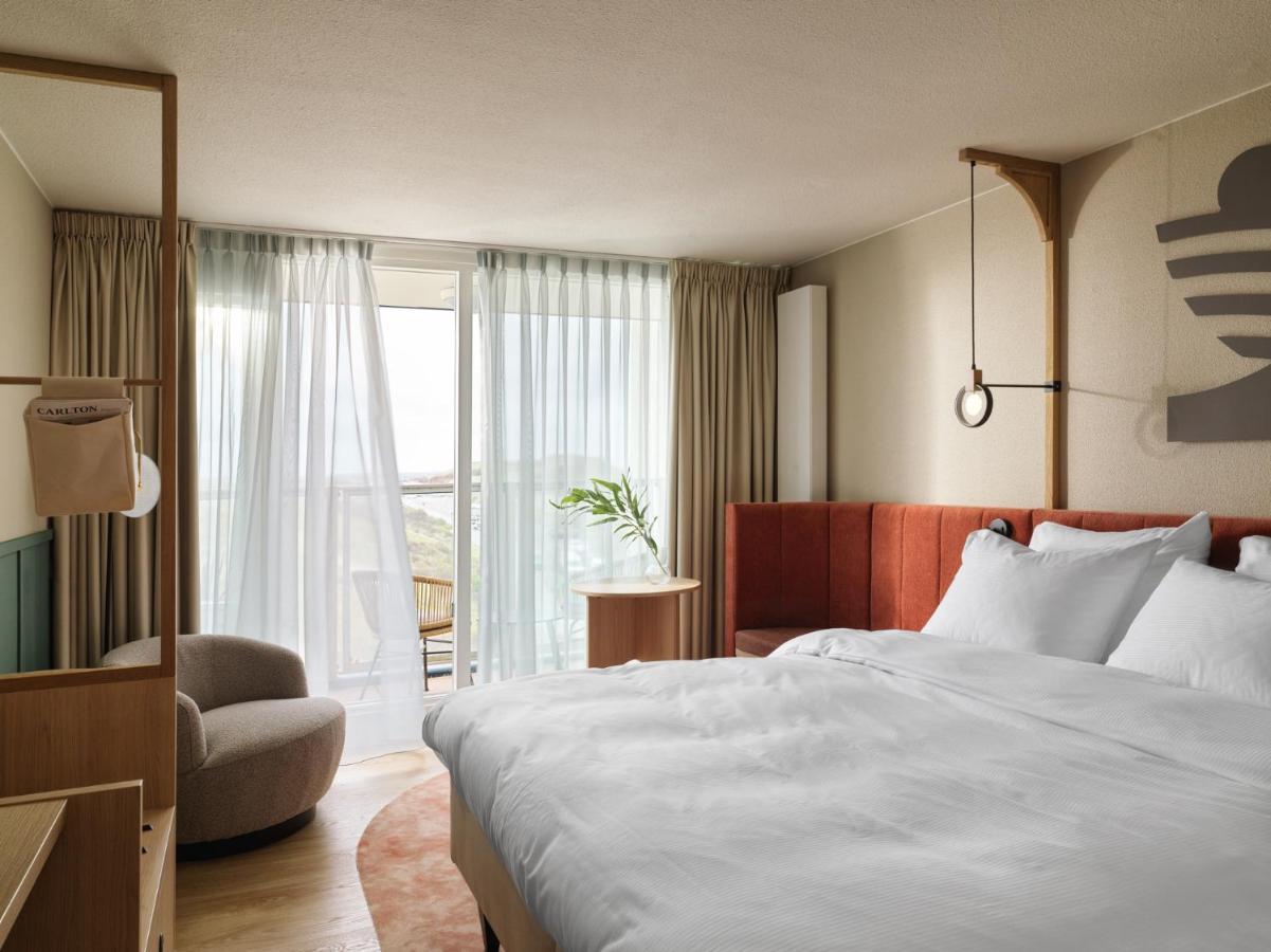 Zimmer mit Kingsize-Bett und Balkon