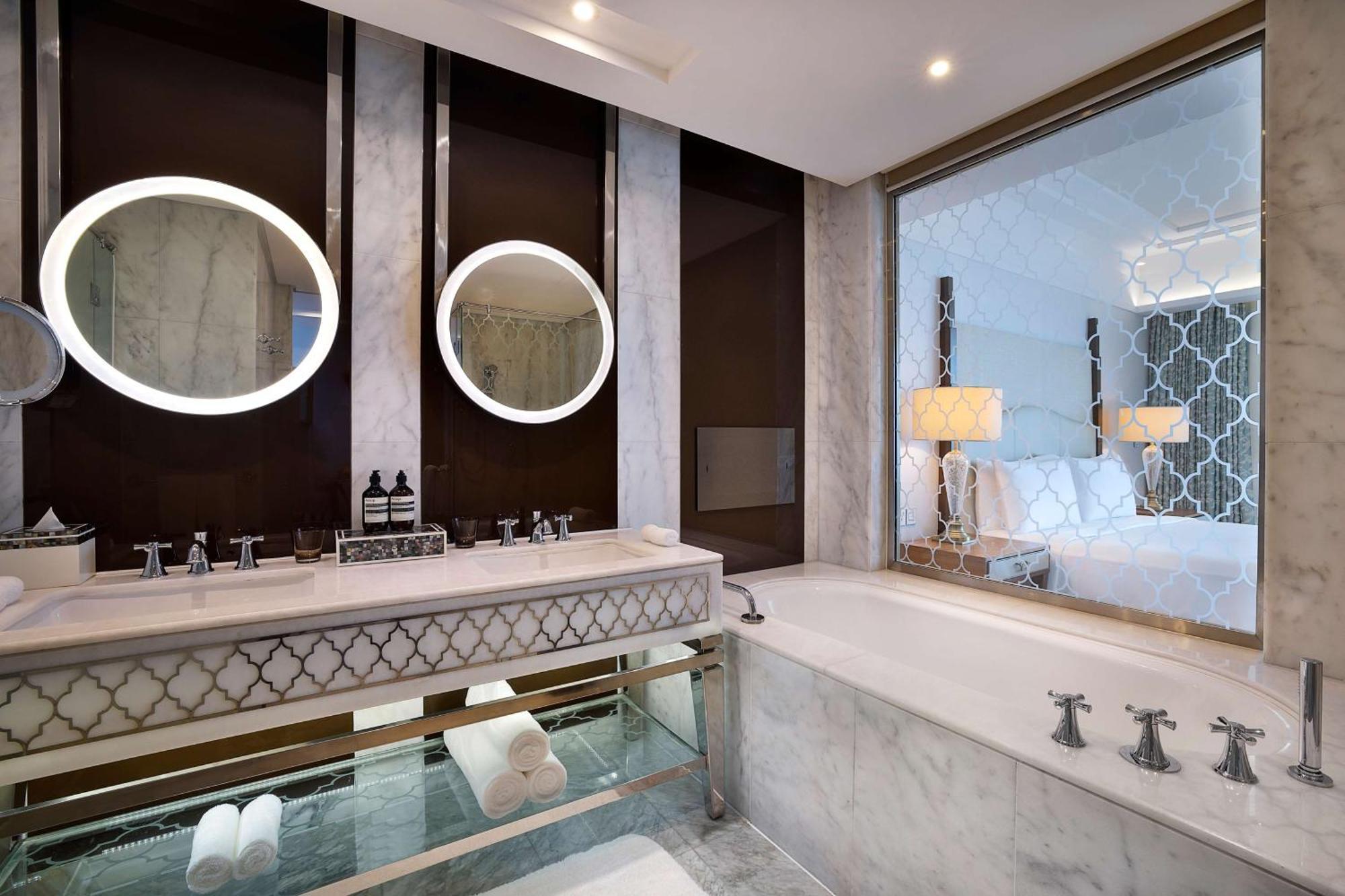 Deluxe Zimmer mit 2 Queensize-Betten und Blick auf die Skyline und das Meer