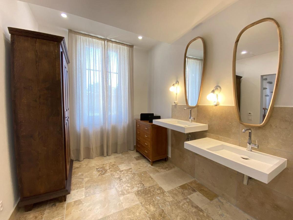 Chambre Lit King-Size avec Douche Accessible en Fauteuil Roulant - Adaptée aux Personnes à Mobilité Réduite