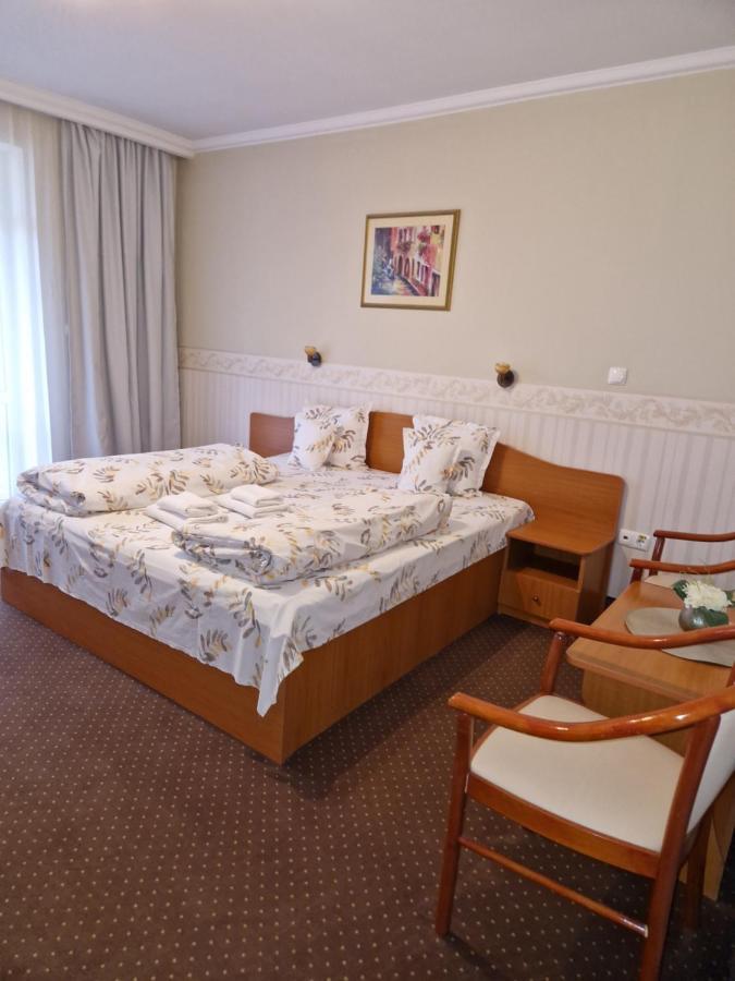 Habitación con cama extragrande y balcón