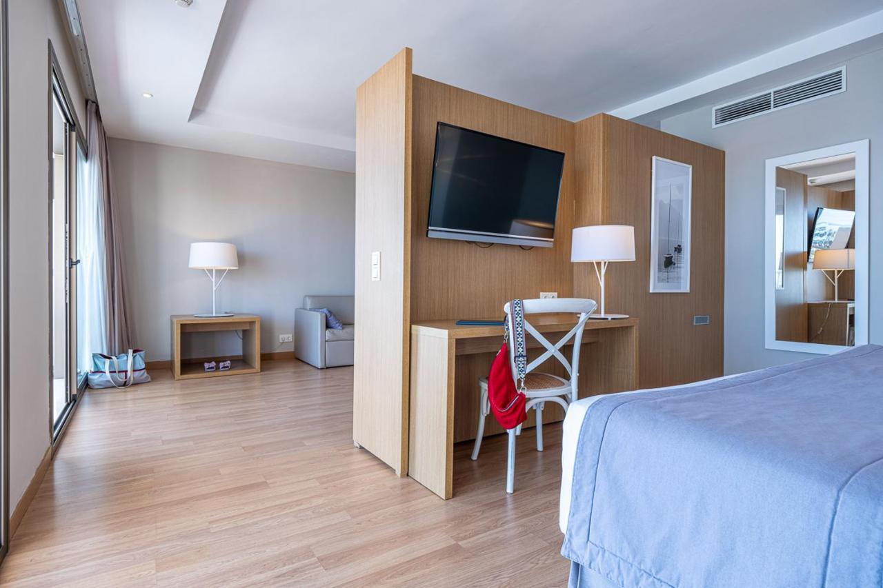 Suite Junior avec Vue sur la Mer (2 Adultes + 2 Enfants)