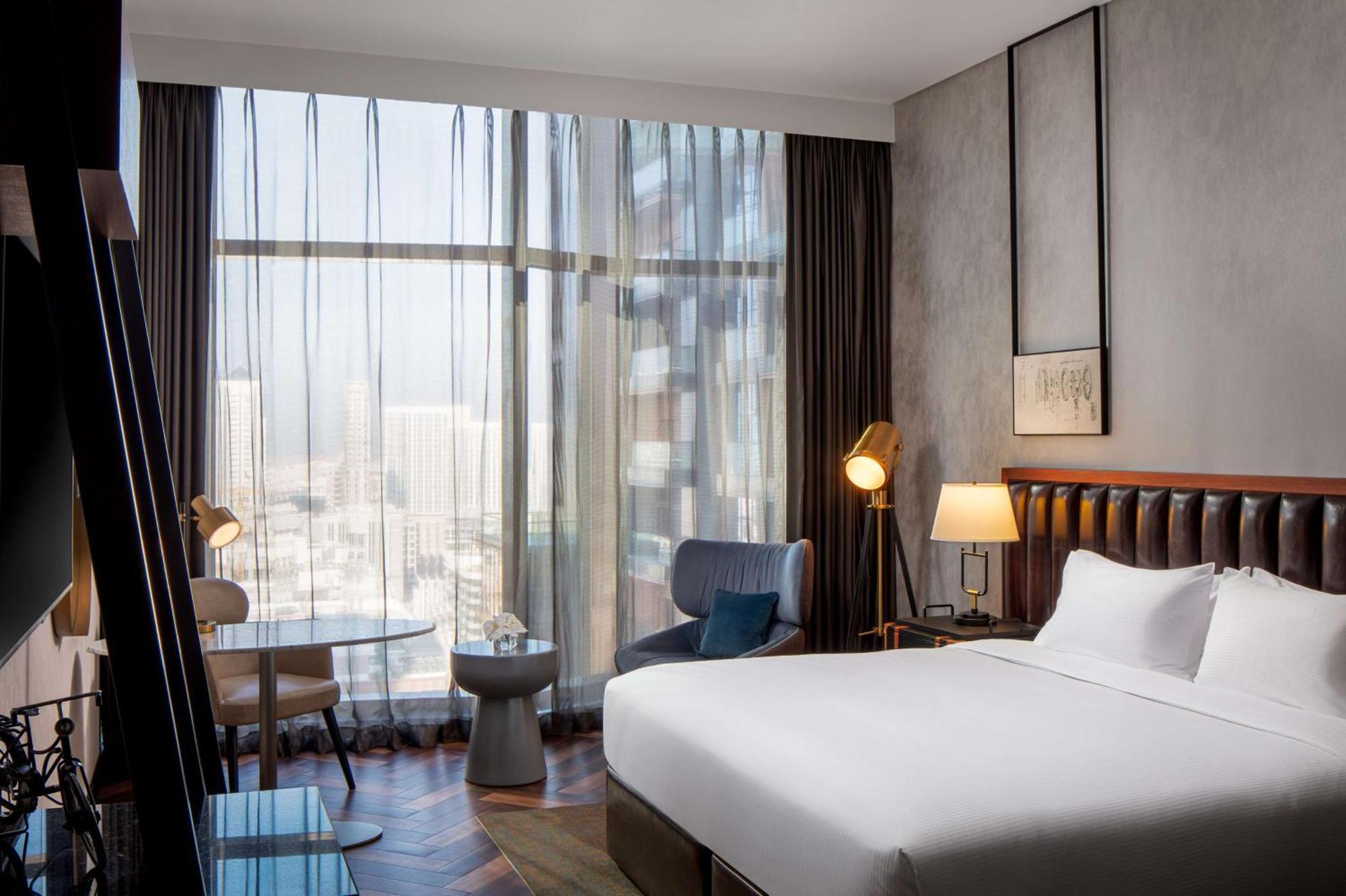 Chambre Lit King-size de Luxe avec Vue sur les Toits de la Ville