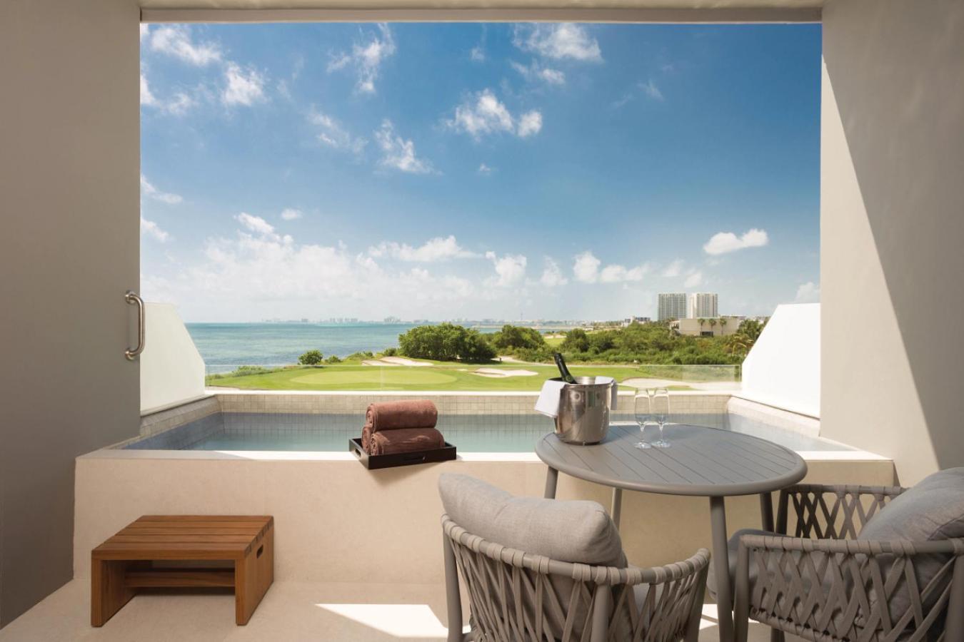 Quarto Clube Preferencial Deluxe com Vista Mar, Piscina de Imersão e 2 Camas Queen-size