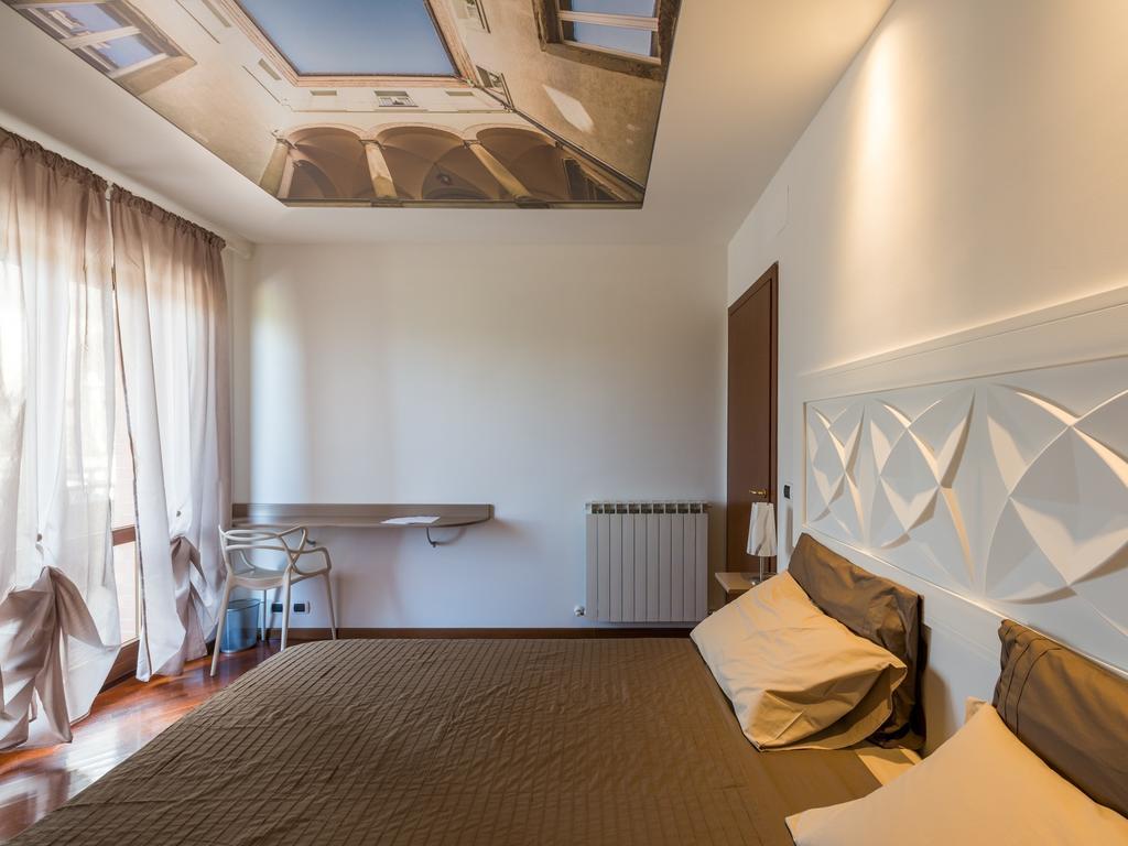 Camera Matrimoniale/Doppia con Letti Singoli con Bagno Privato Esterno e Terrazza