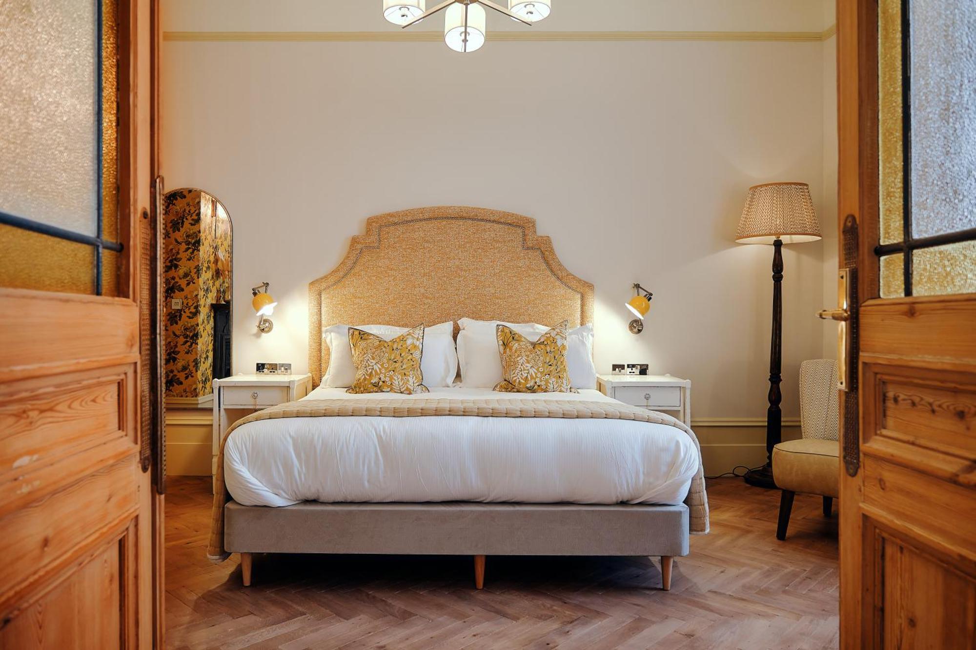 Habitación con cama extragrande.