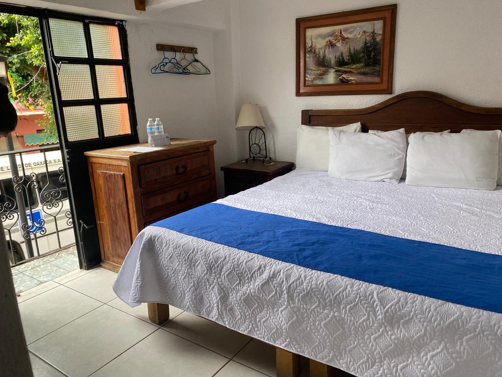 Zimmer mit Kingsize-Bett und Balkon