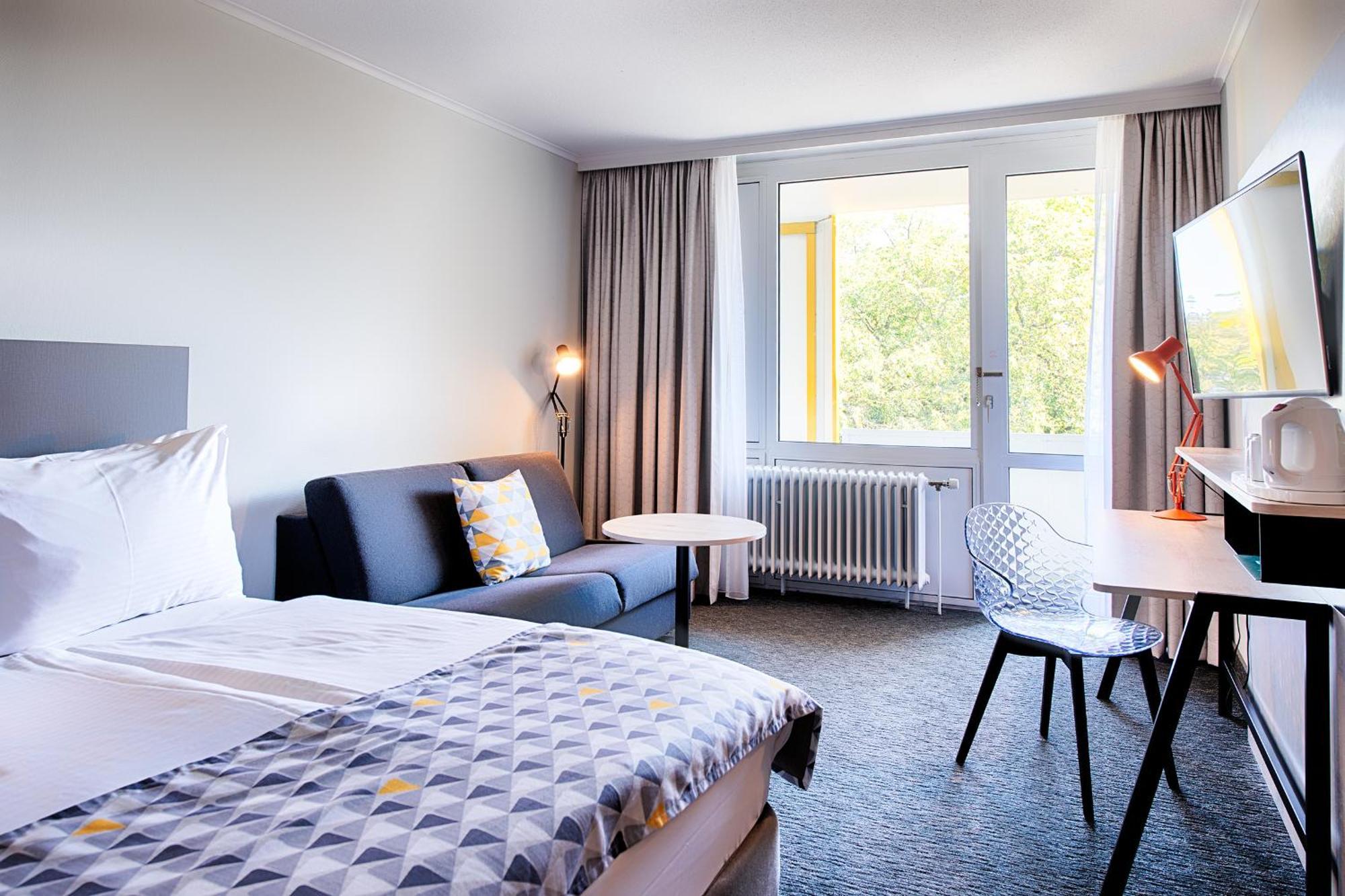 Habitación Estándar con cama grande, sofá cama y balcón