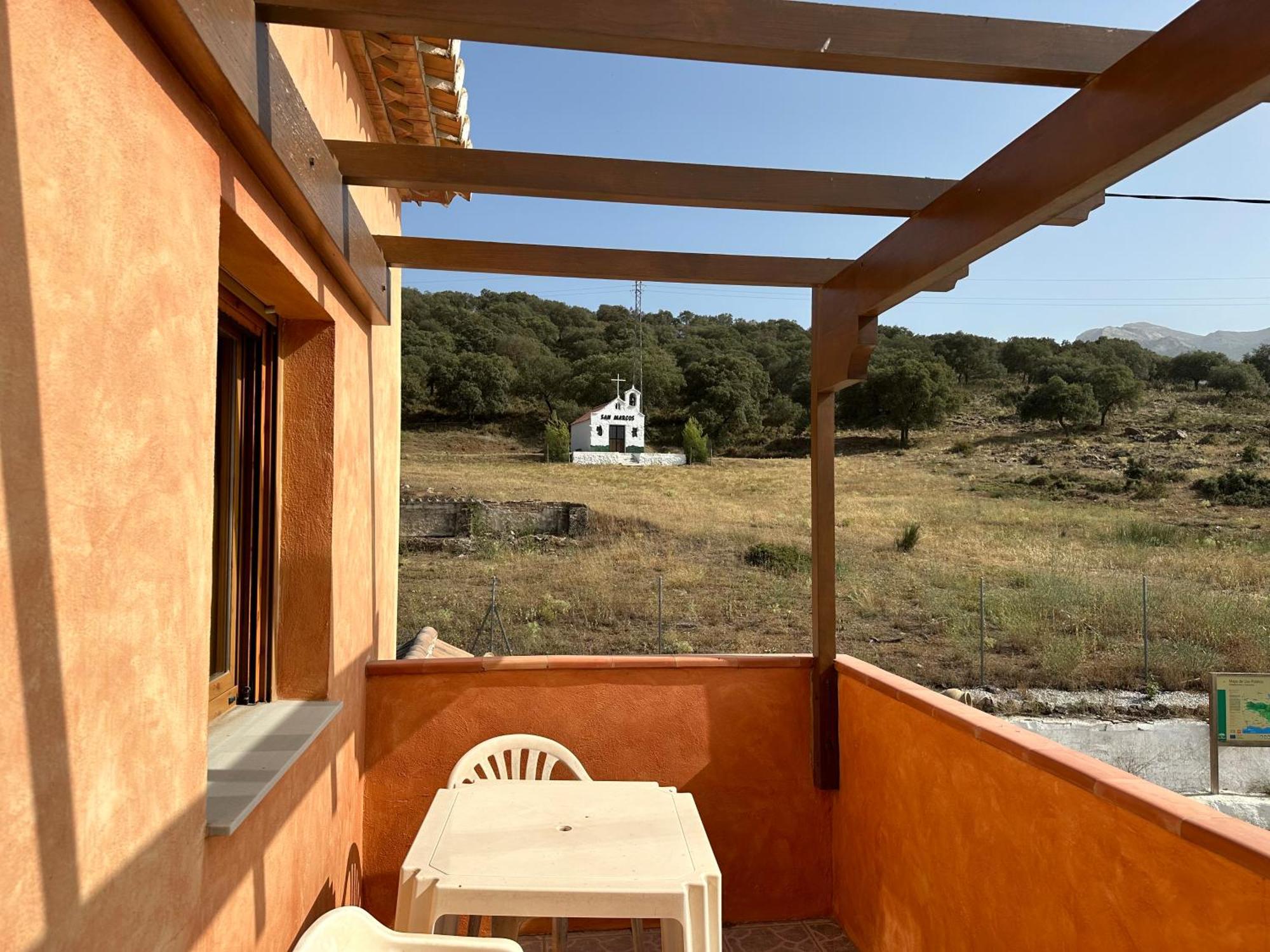 Habitación con cama grande y balcón