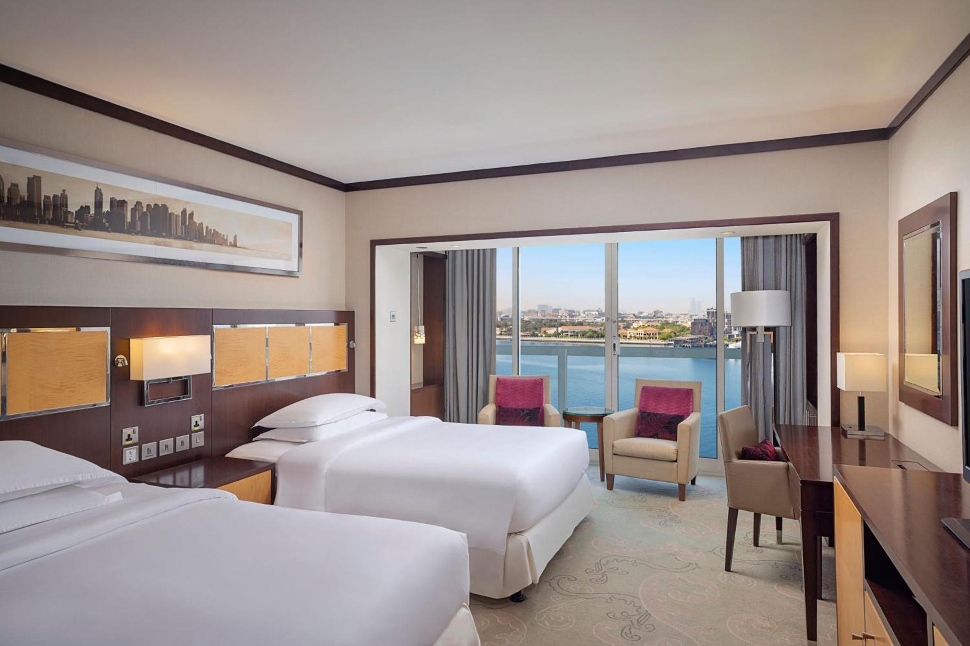 Deluxe Zimmer mit 2 Einzelbetten und Blick auf den Creek