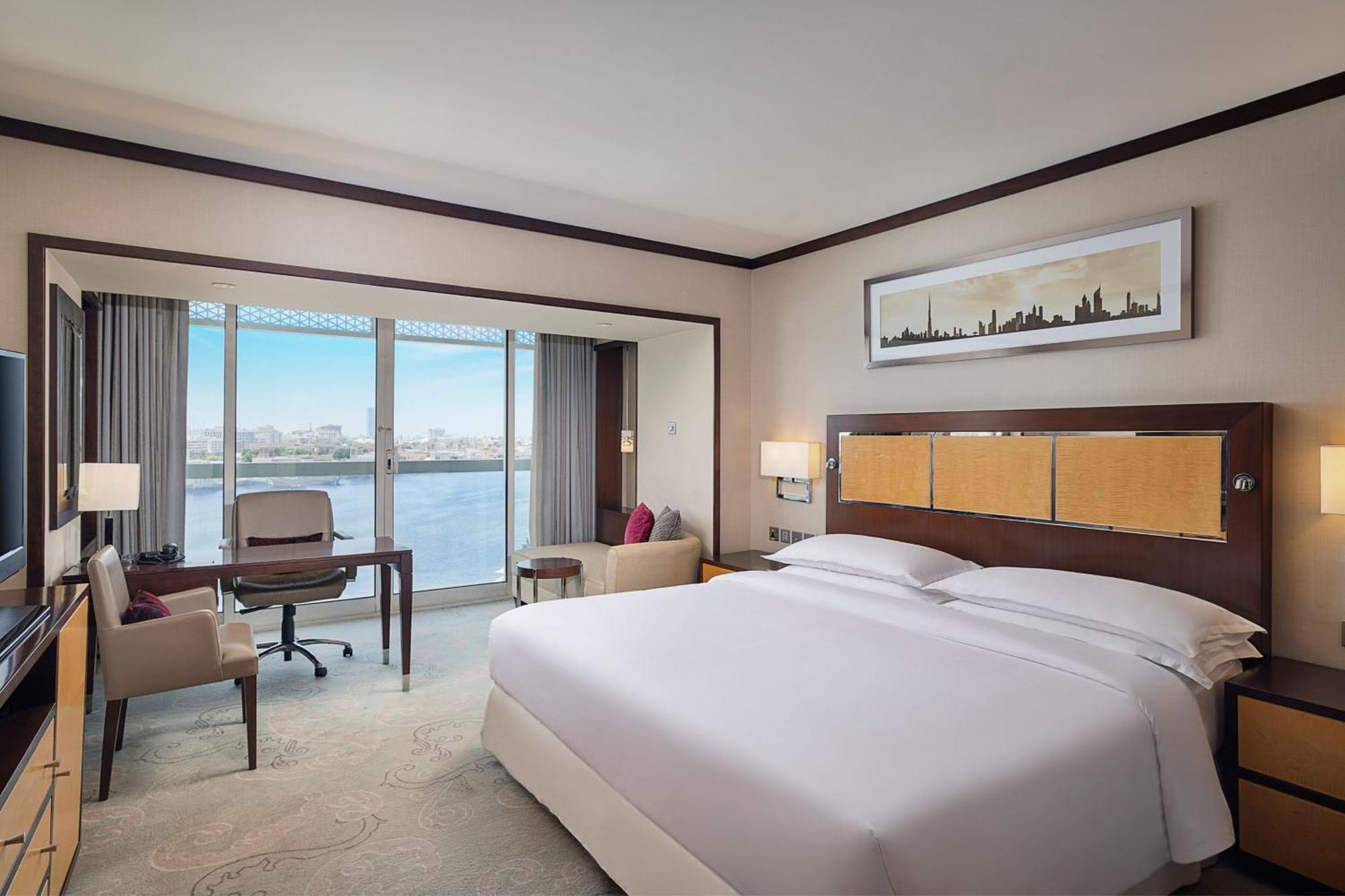 Deluxe Zimmer mit 1 Kingsize-Bett und Blick auf den Khor