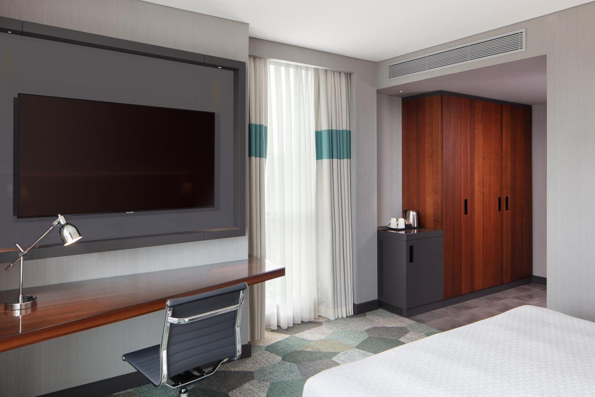Deluxe Eckzimmer mit 2 Einzelbetten mit Stadtblick
