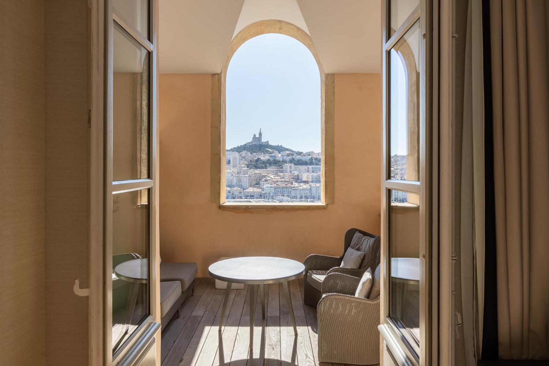 Suíte júnior com cama king-size, terraço e vista do porto