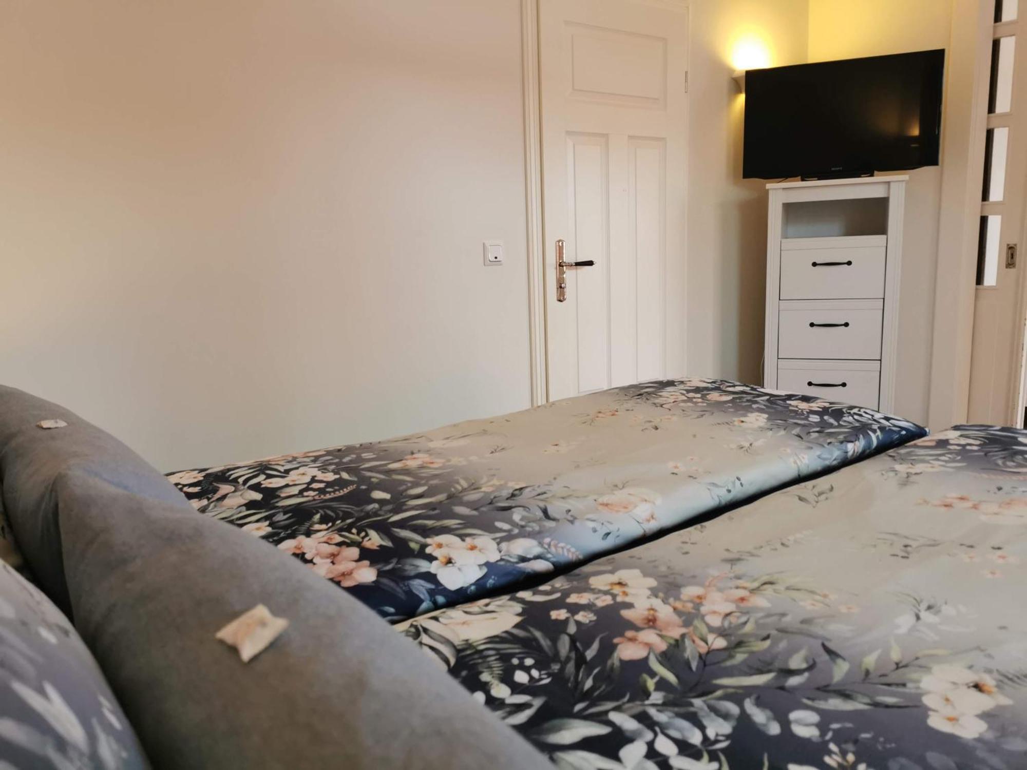 Doppelzimmer mit Whirlpool-Badewanne