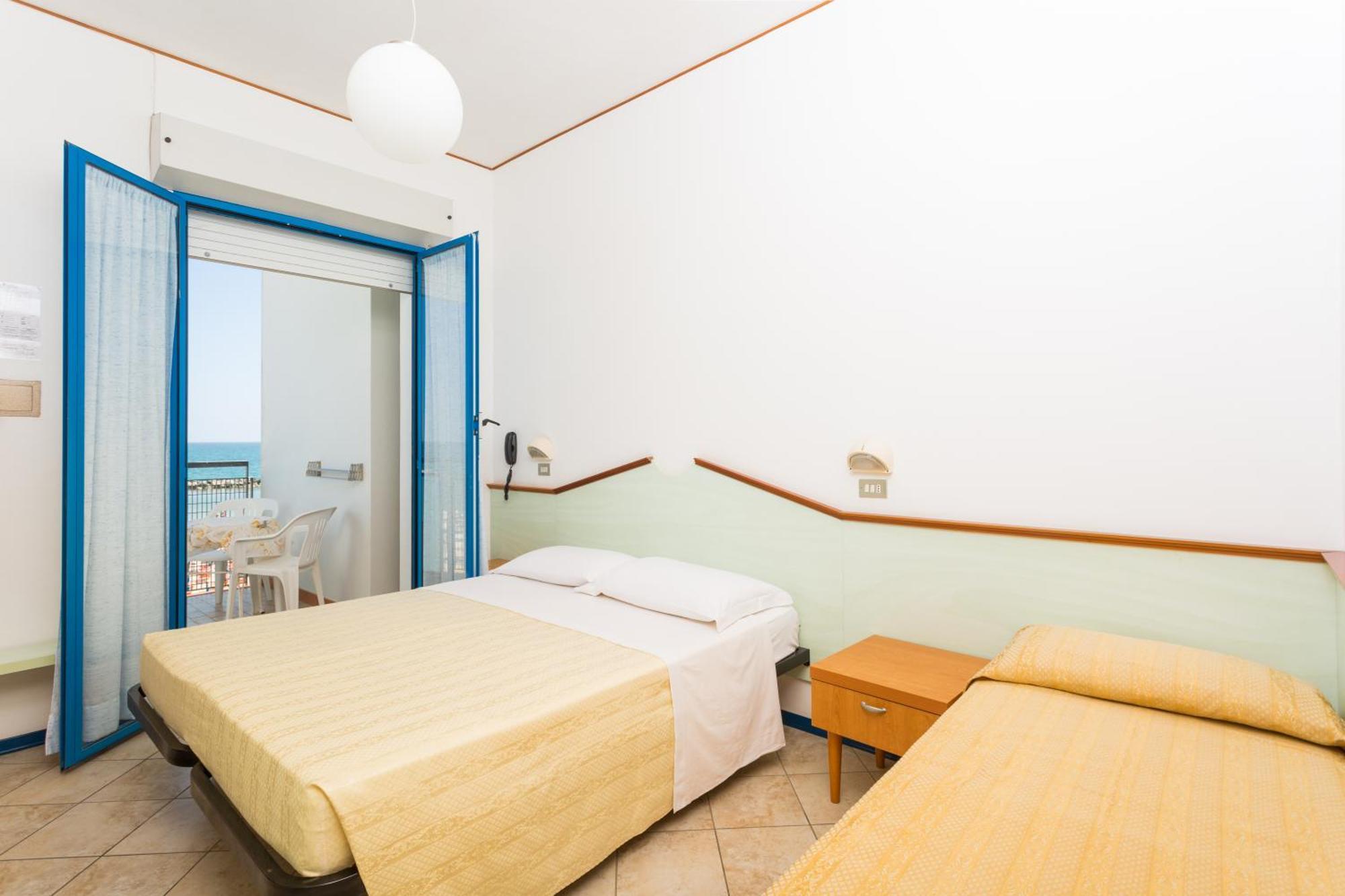 Dreibettzimmer mit Balkon