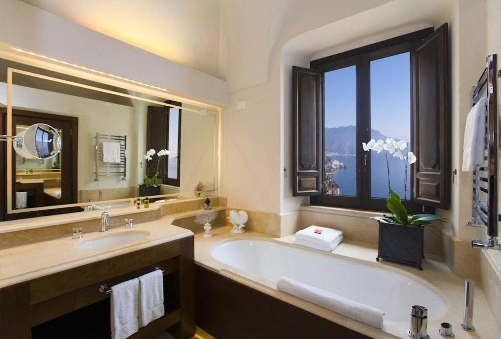 Deluxe Suite with Sea View